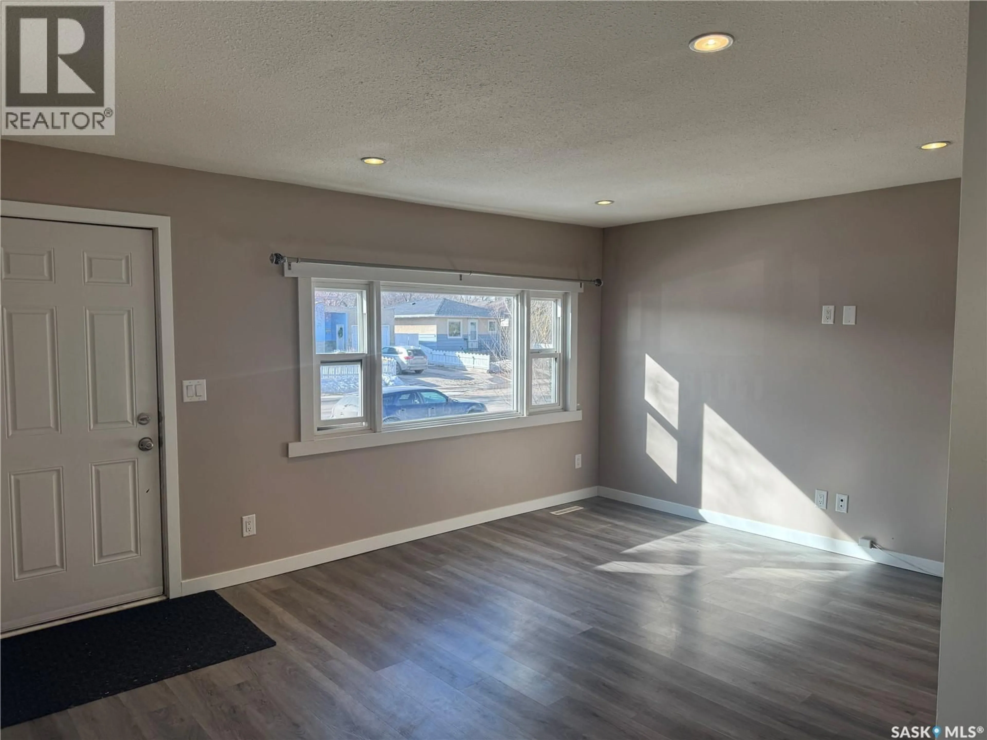 A pic of a room for 322 WITNEY AVENUE, Saskatoon Saskatchewan S7M3K5