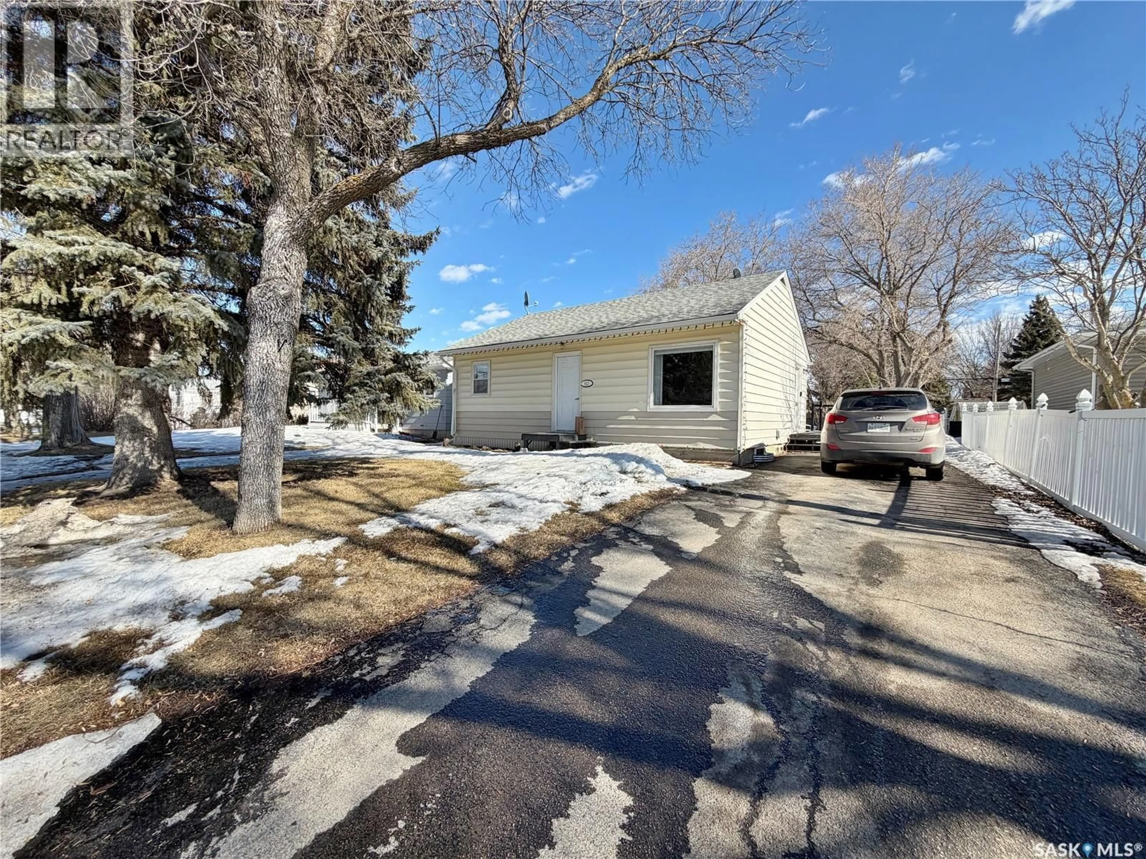 Unknown for 813 CARLTON STREET, Moosomin Saskatchewan S0G3N0