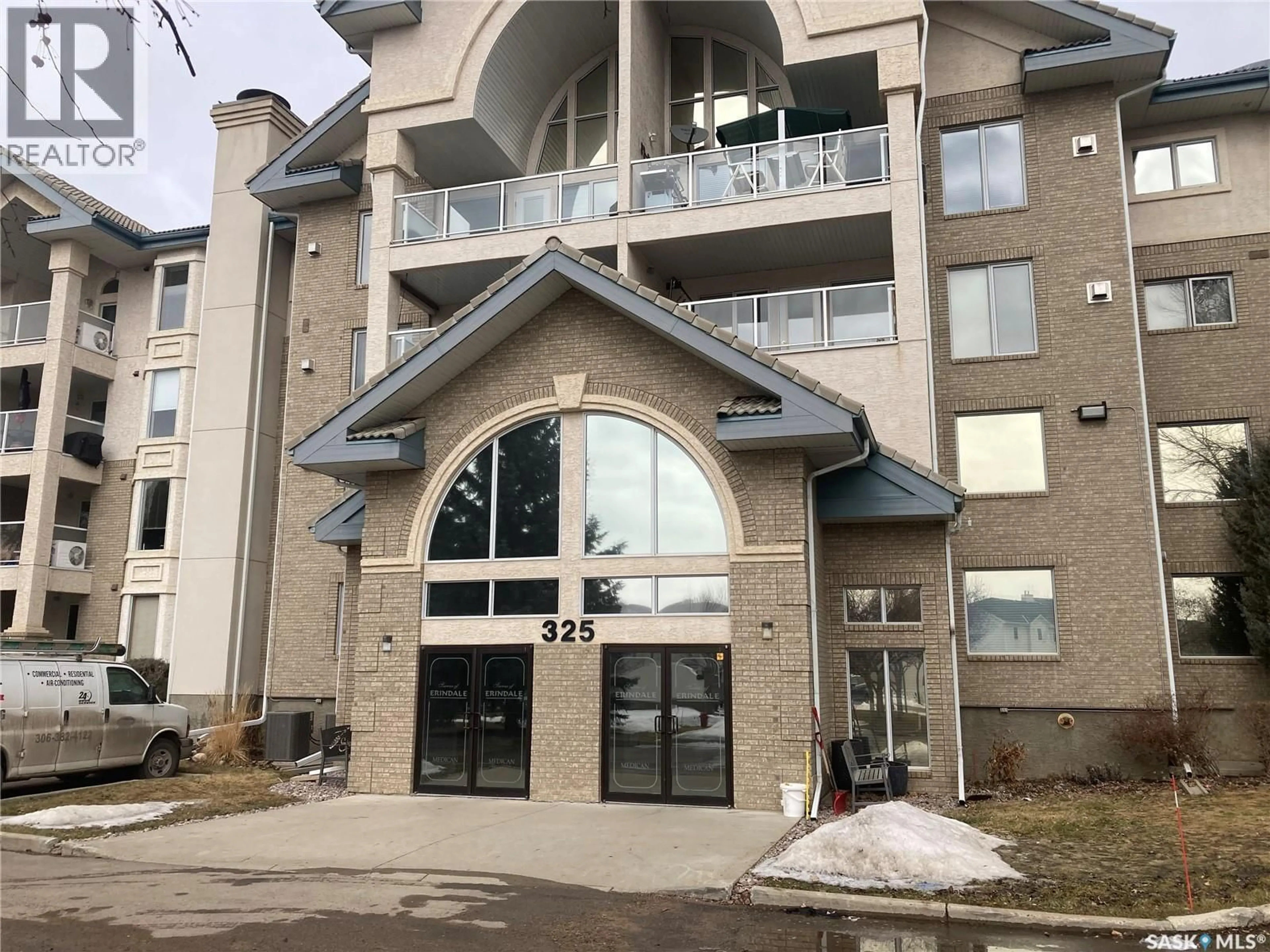 Indoor foyer for 325 - 329 KEEVIL CRESCENT, Saskatoon Saskatchewan S7N4R8