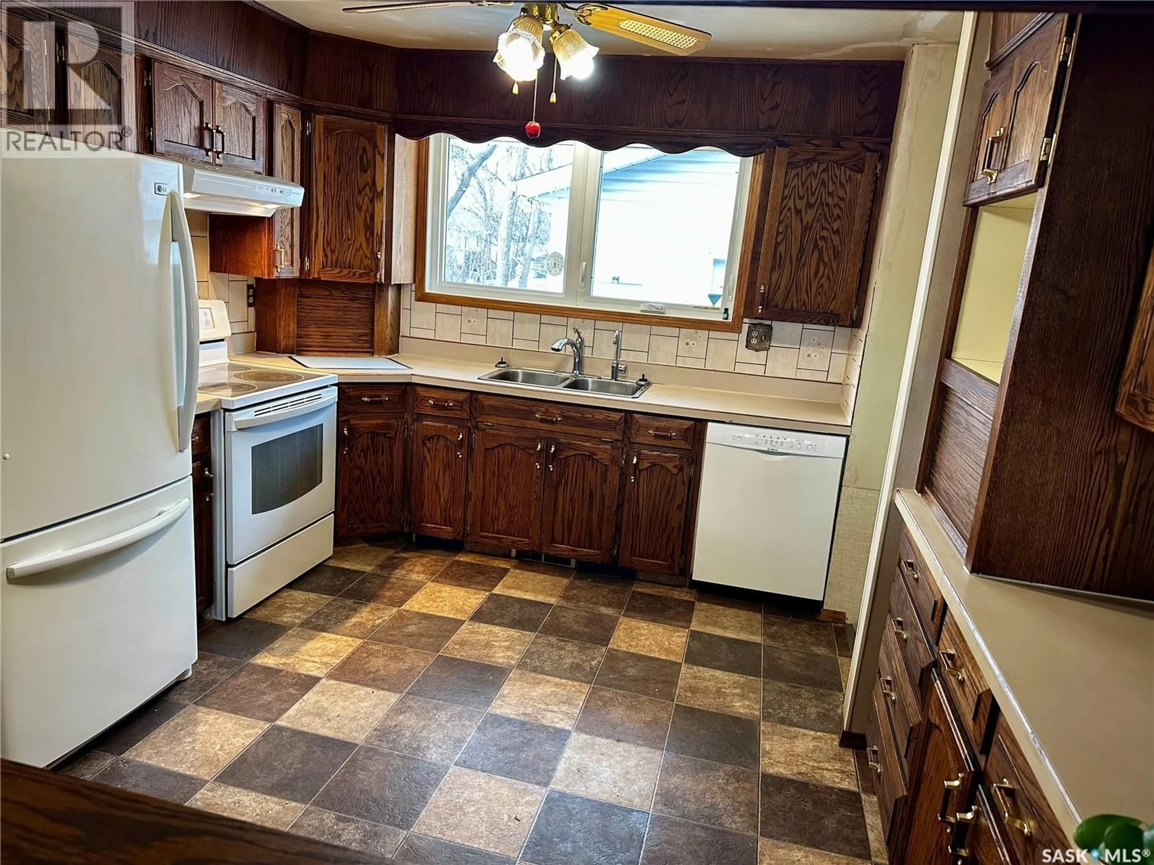 Standard kitchen, ceramic/tile floor for 87 SANGSTER BOULEVARD, Regina Saskatchewan S4R6L3