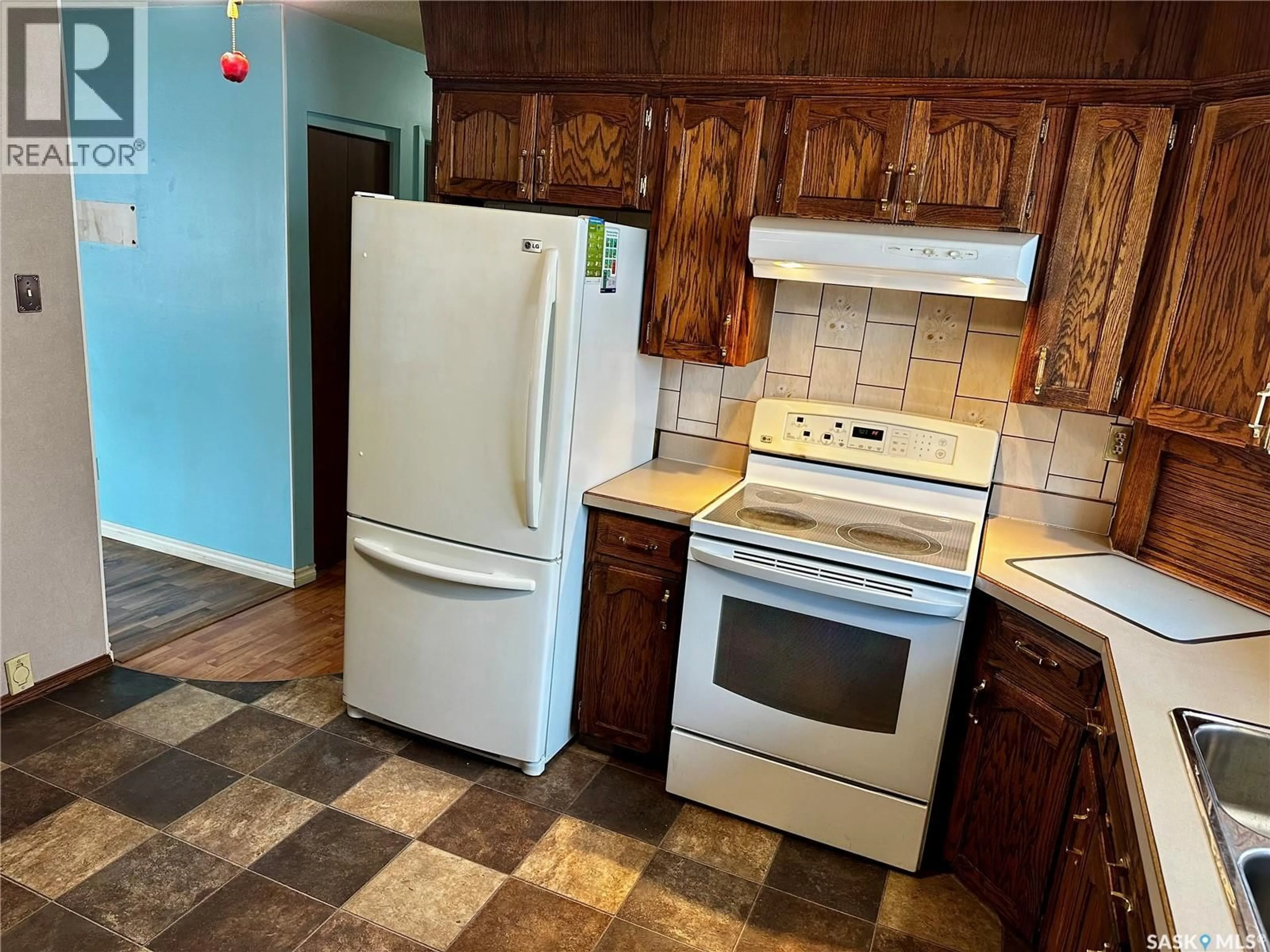 Standard kitchen, ceramic/tile floor for 87 SANGSTER BOULEVARD, Regina Saskatchewan S4R6L3