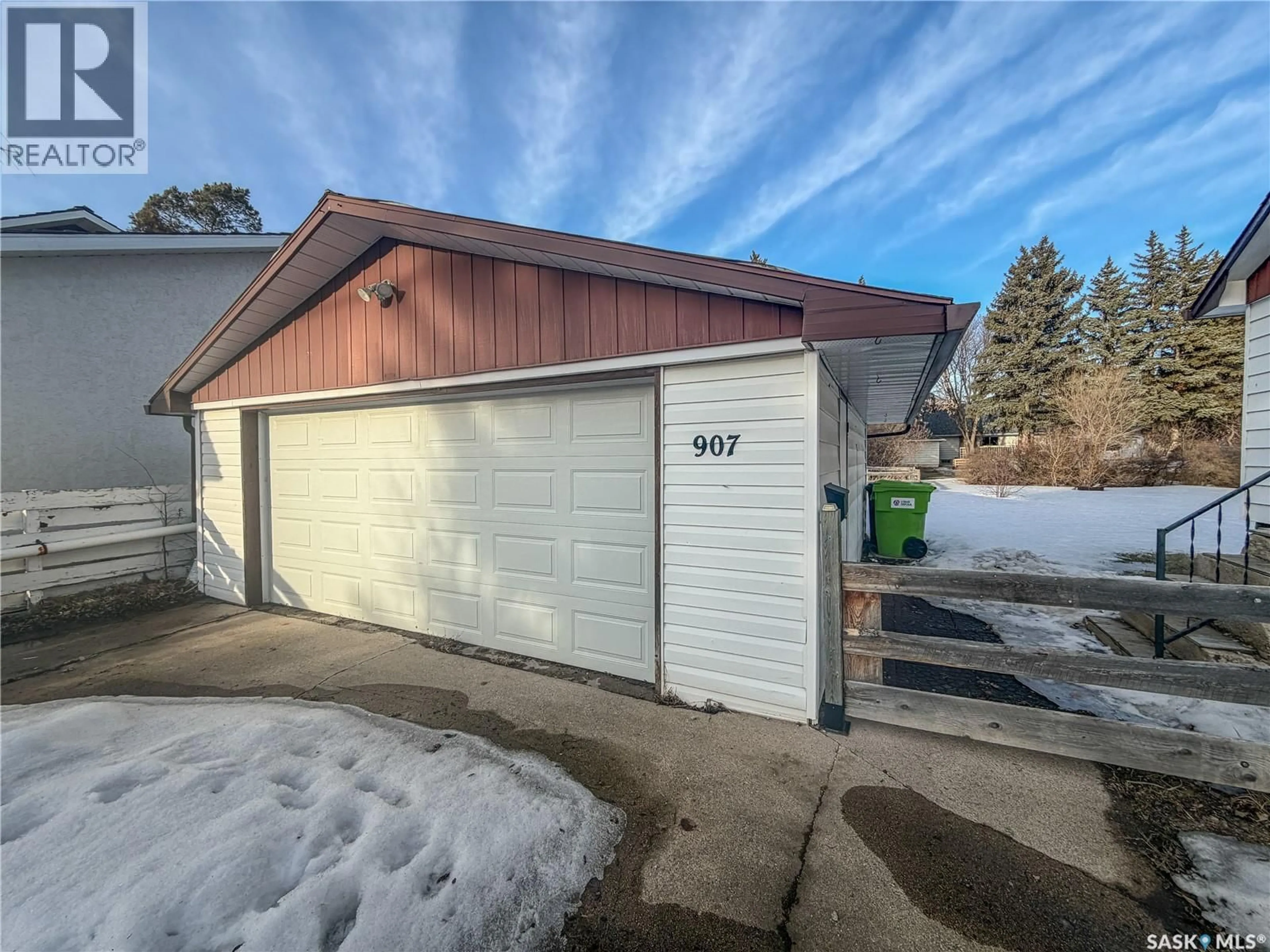 Indoor garage for 907 HOUGHTON STREET, Indian Head Saskatchewan S0G2K0