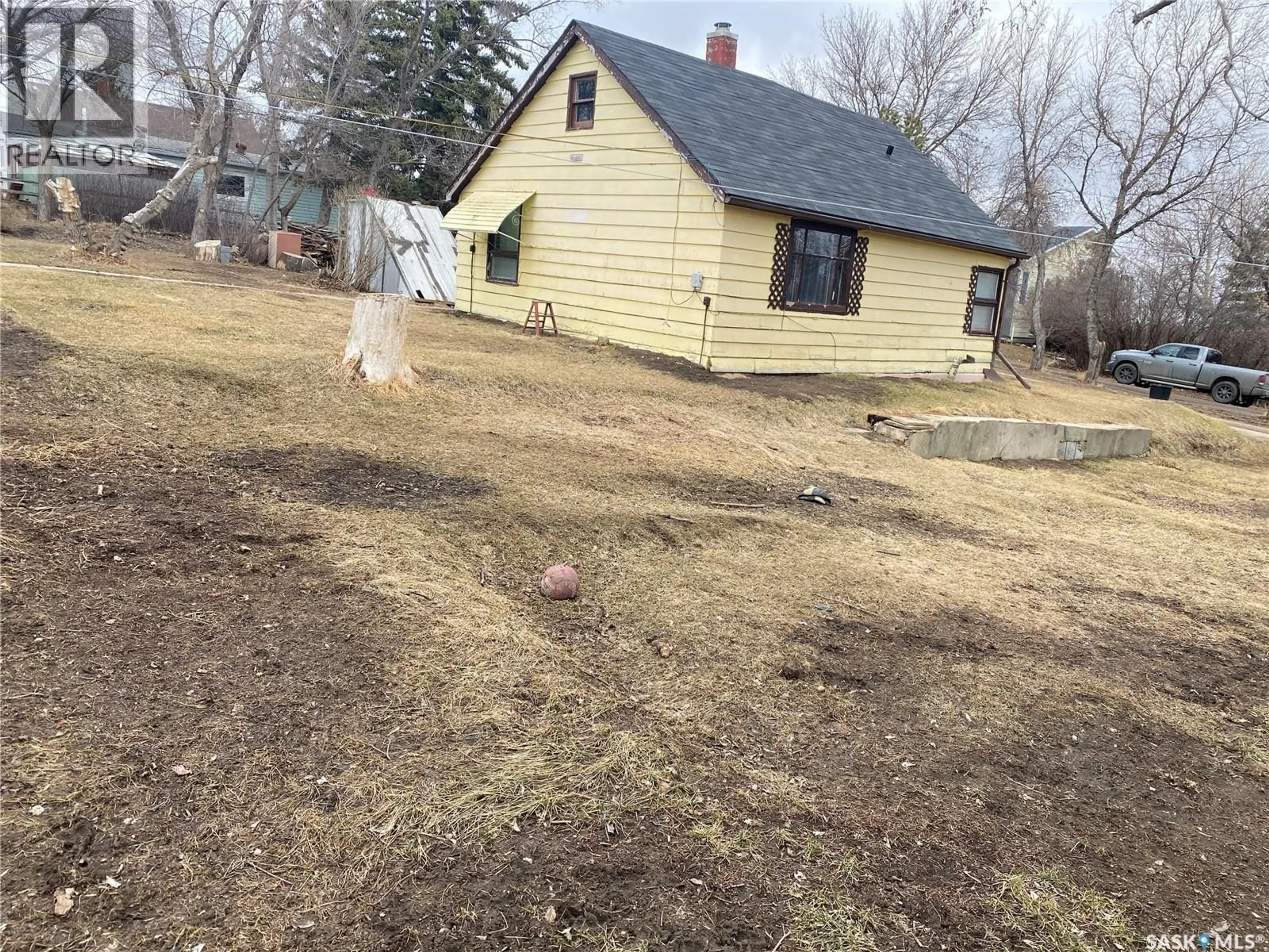 A pic from outside/outdoor area/front of a property/back of a property/a pic from drone, street for 220 2ND STREET, Lafleche Saskatchewan S0H3R0