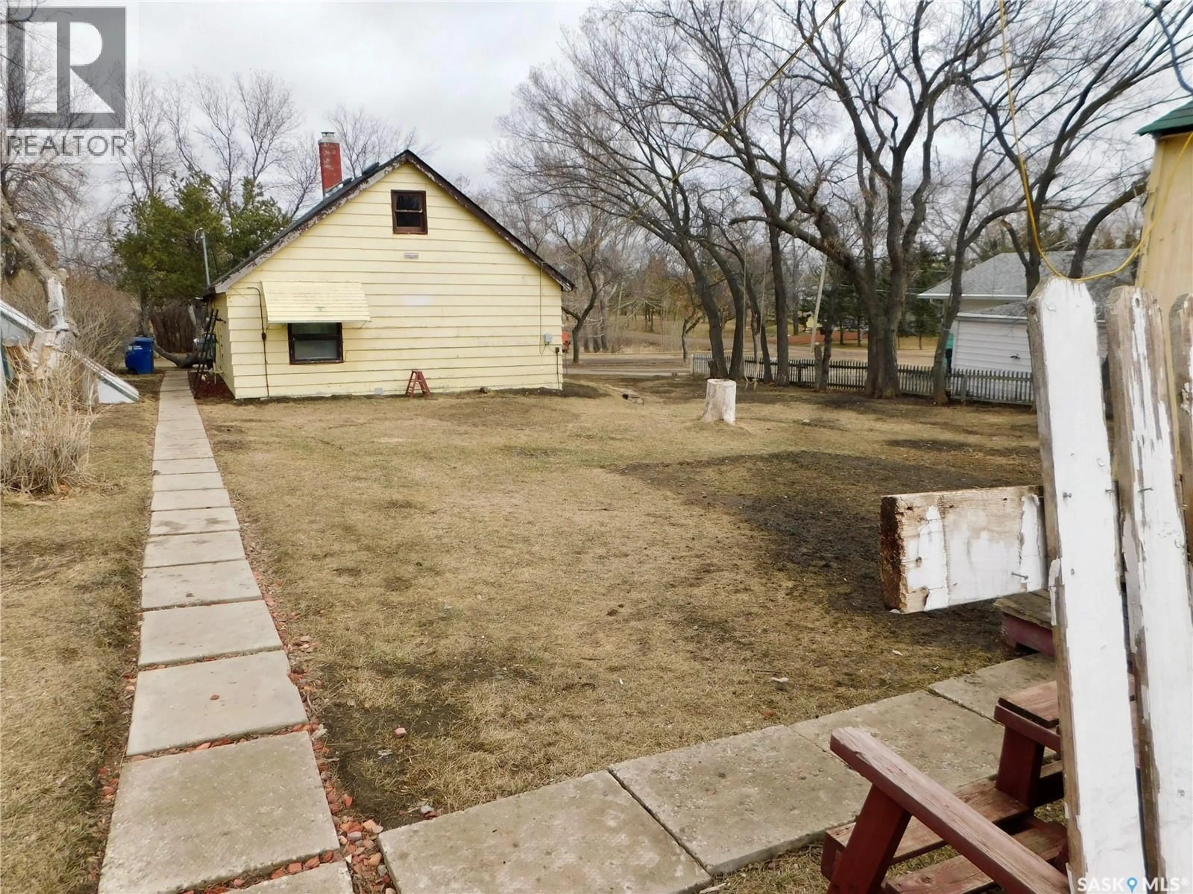 A pic from outside/outdoor area/front of a property/back of a property/a pic from drone, street for 220 2ND STREET, Lafleche Saskatchewan S0H3R0