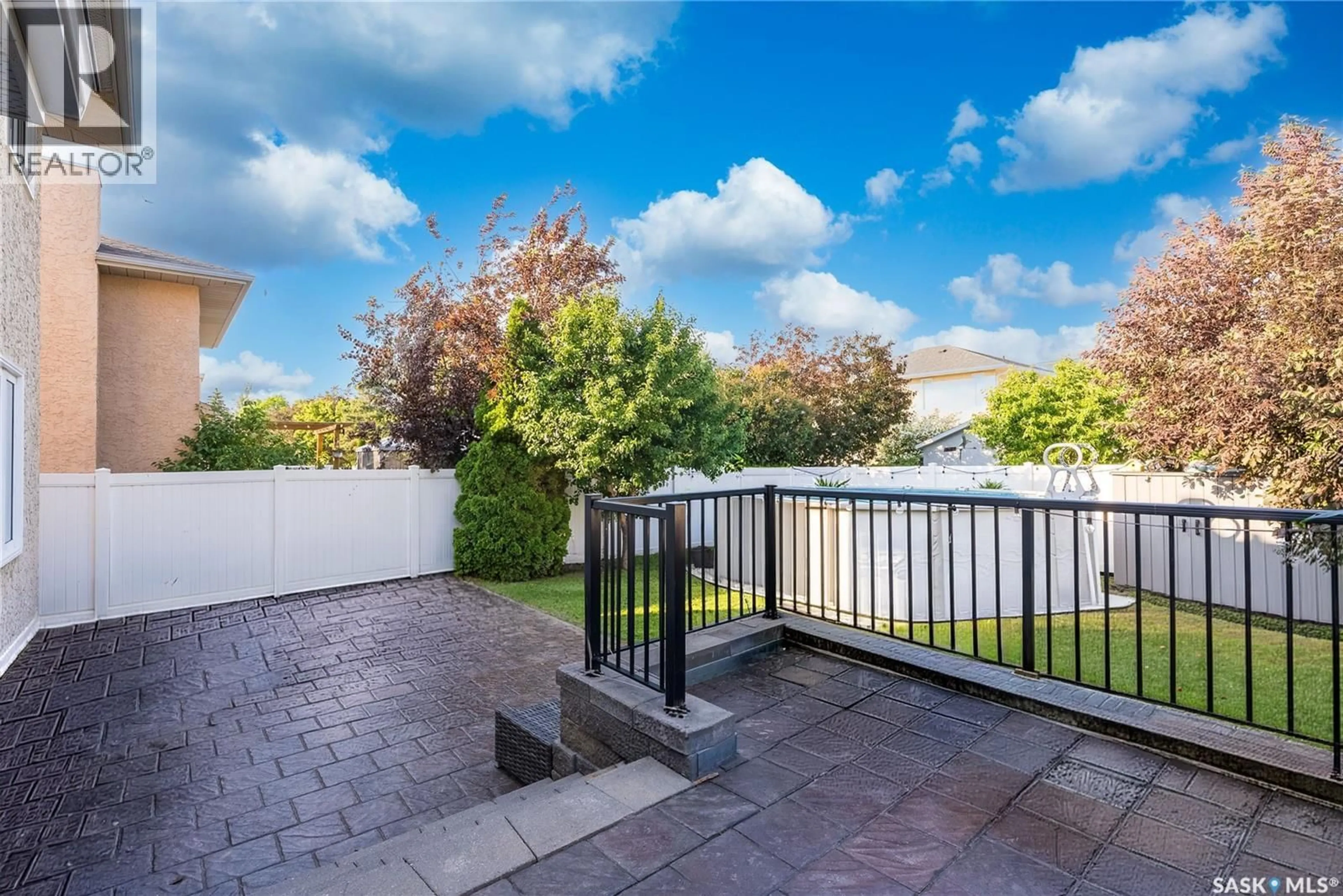 Patio, street for 1110 HURLEY WAY, Saskatoon Saskatchewan S7N4J7