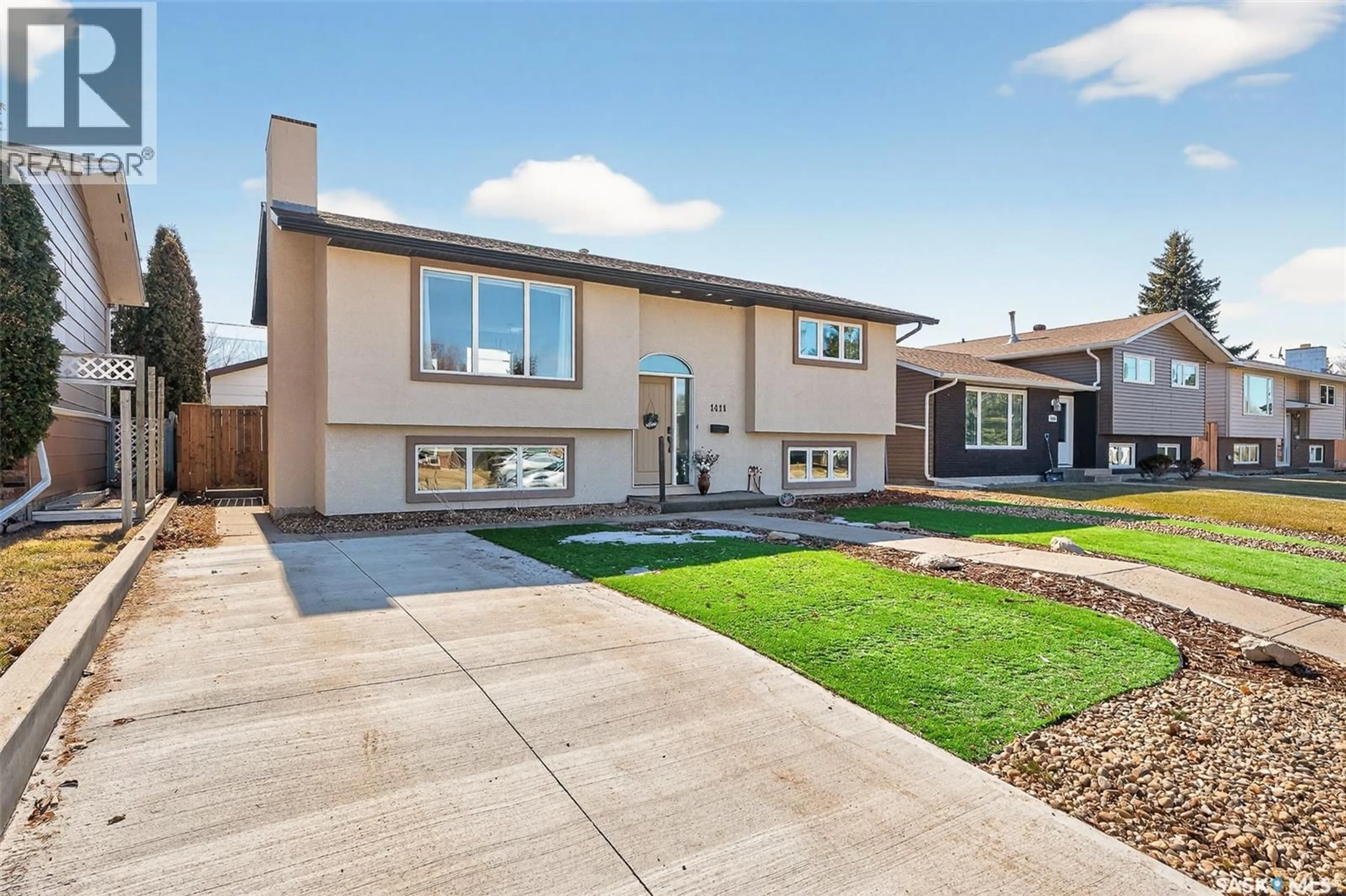 Home with vinyl exterior material, street for 1411 GRANDVIEW STREET, Moose Jaw Saskatchewan S6H6R2