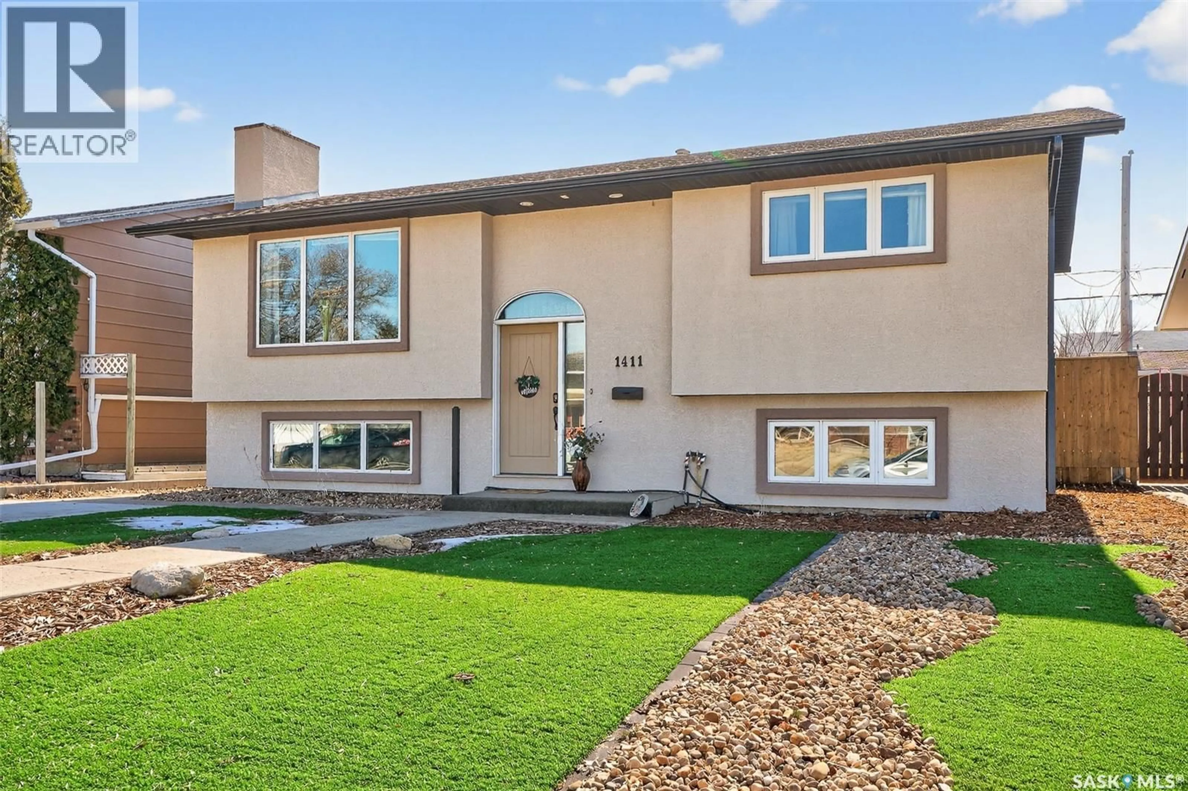 Home with vinyl exterior material, street for 1411 GRANDVIEW STREET, Moose Jaw Saskatchewan S6H6R2