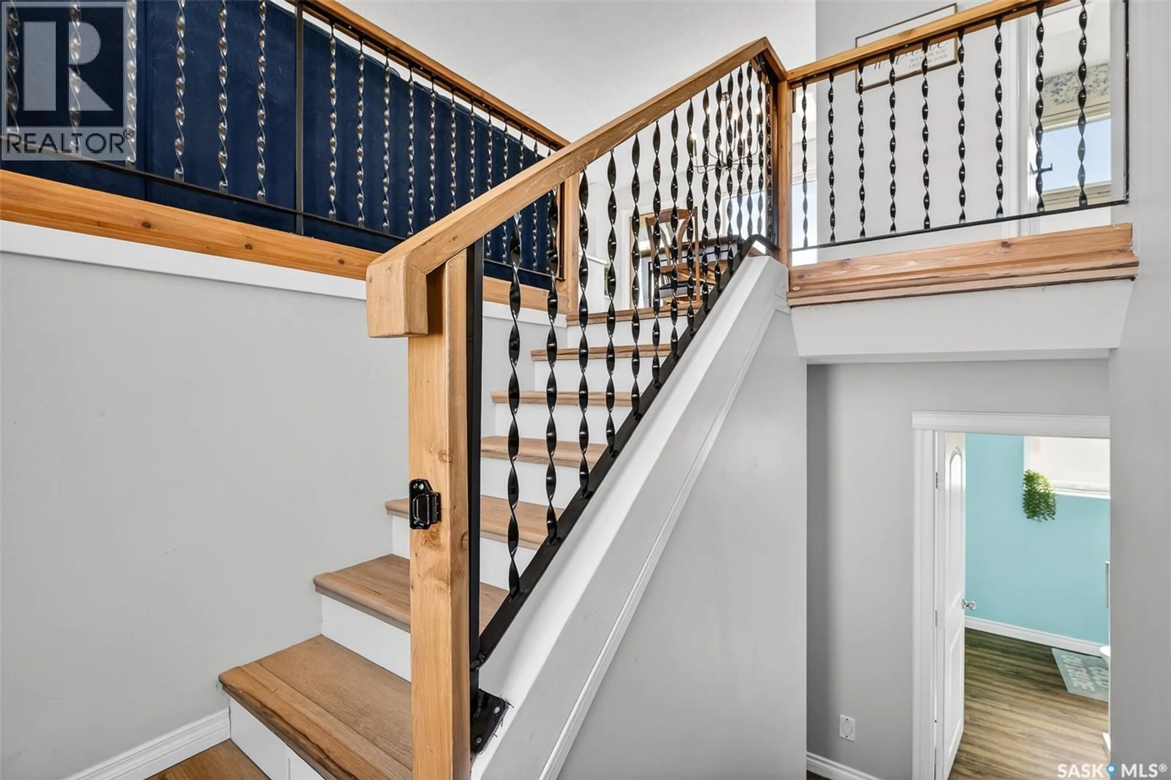 Stairs for 1411 GRANDVIEW STREET, Moose Jaw Saskatchewan S6H6R2