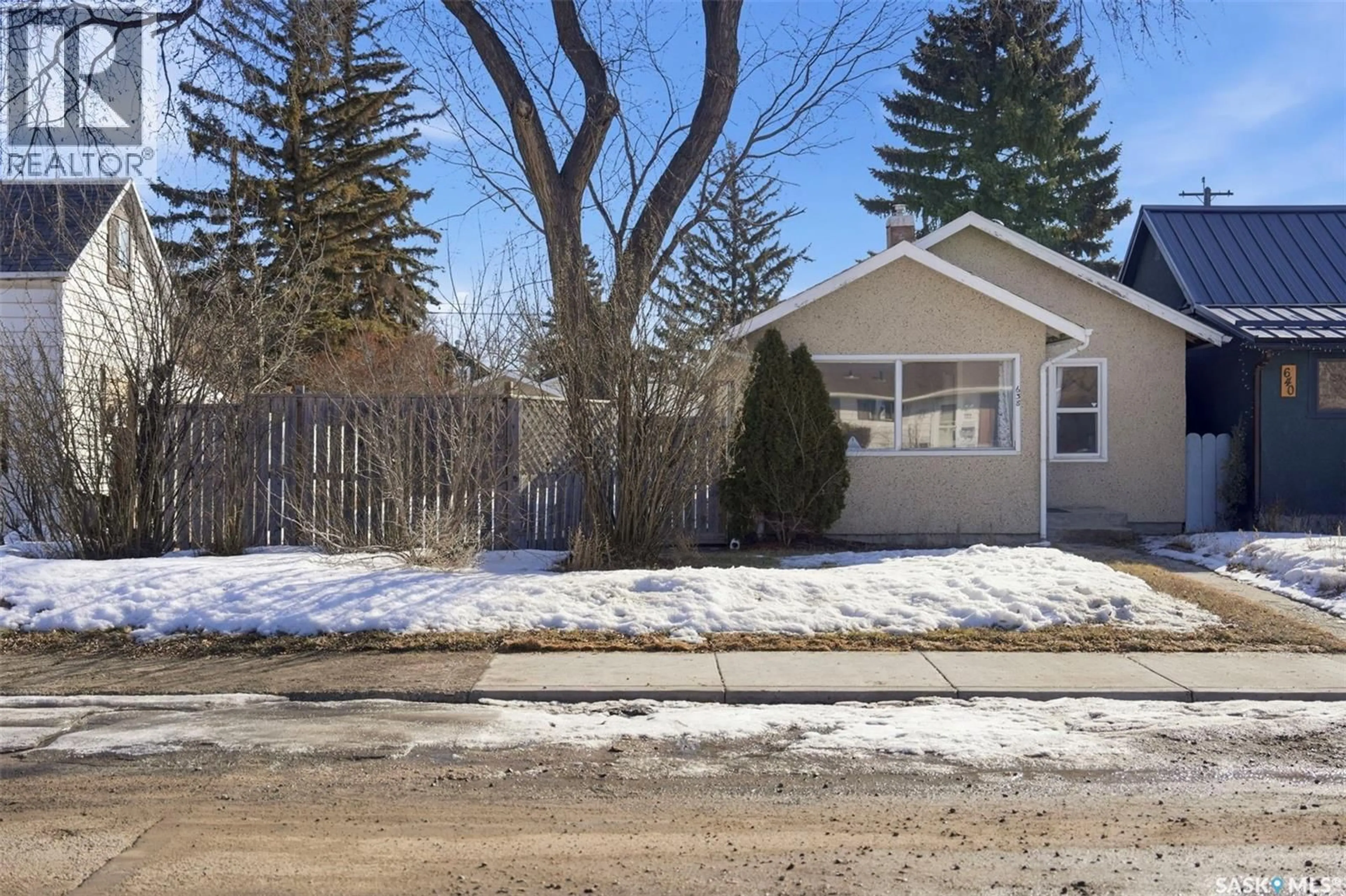 Patio, street for 638 M AVENUE, Saskatoon Saskatchewan S7M2L2