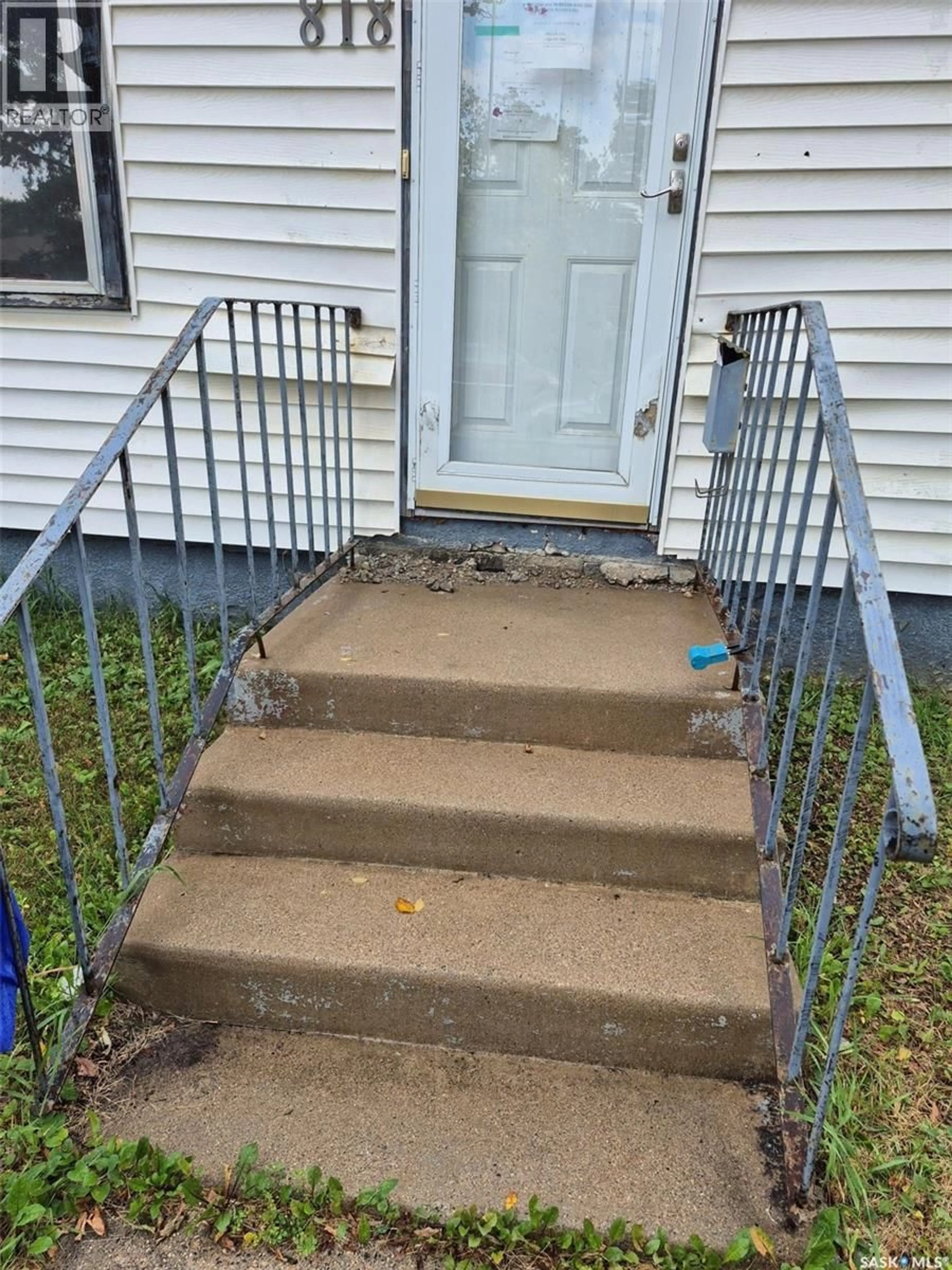 Stairs for 818 K AVENUE, Saskatoon Saskatchewan S7L2N1