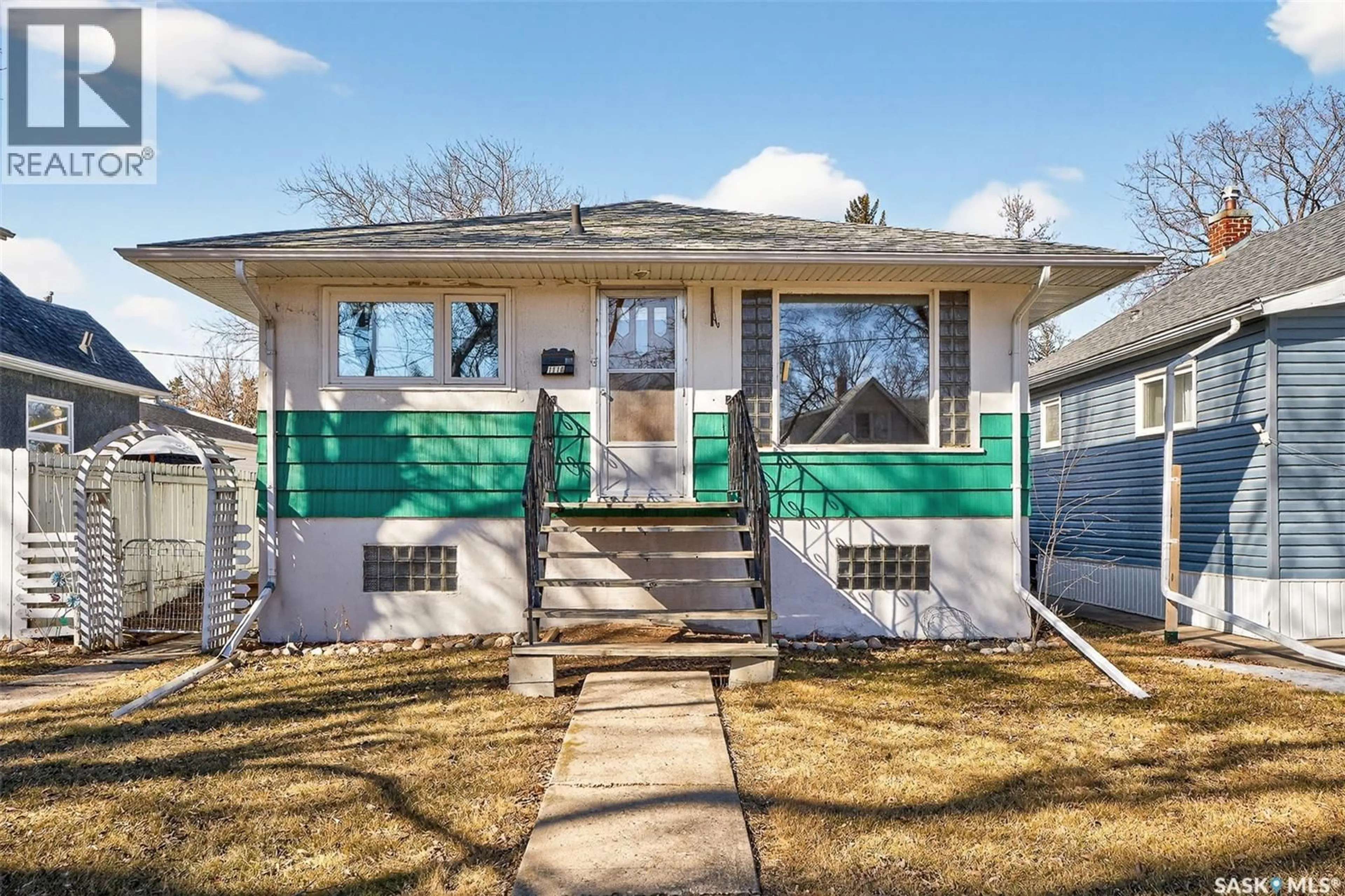 Home with vinyl exterior material, street for 1118 6TH AVENUE, Moose Jaw Saskatchewan S6H4A6