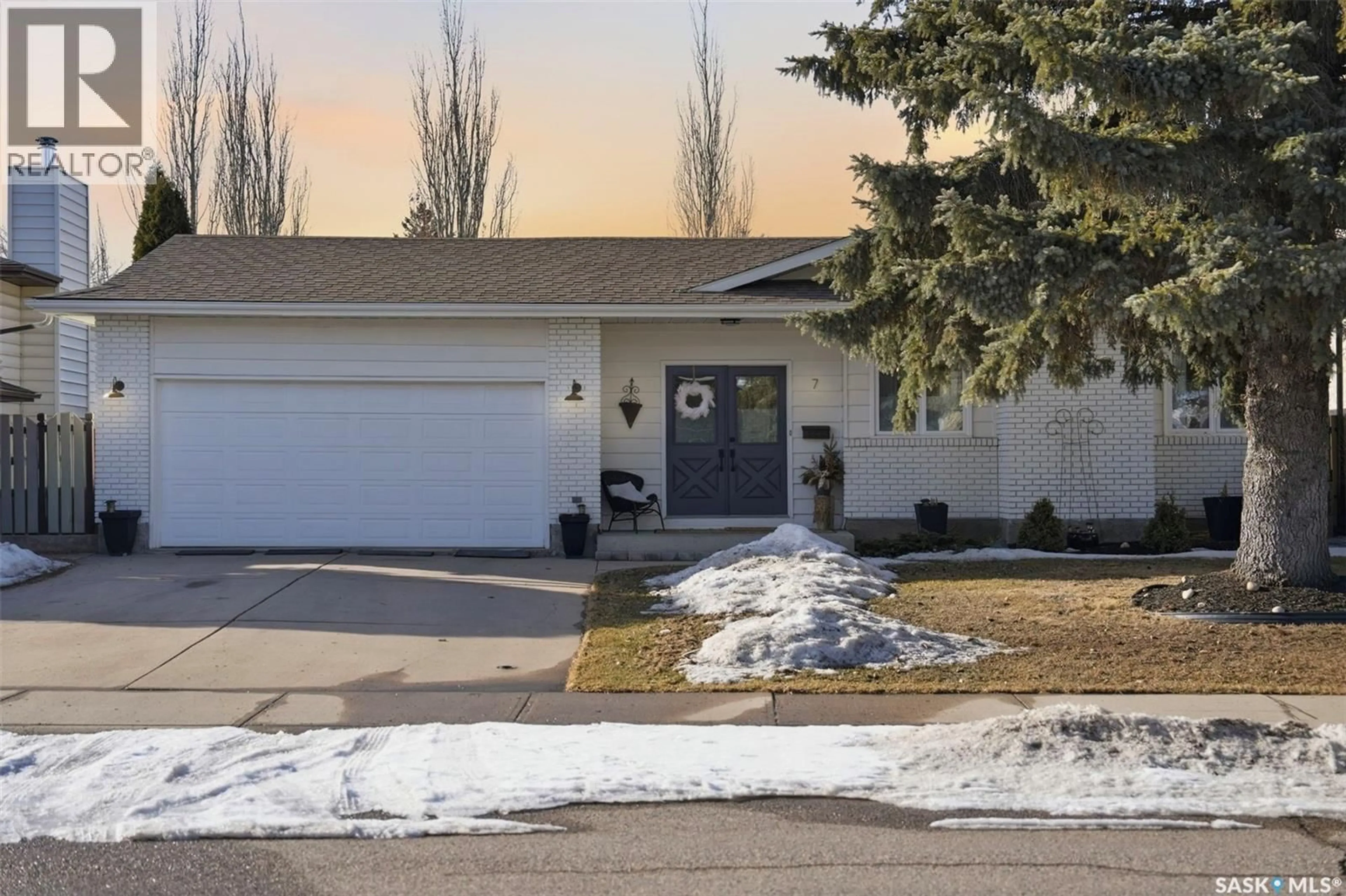 Home with vinyl exterior material, street for 7 KINDRACHUK CRESCENT, Saskatoon Saskatchewan S7K6P9