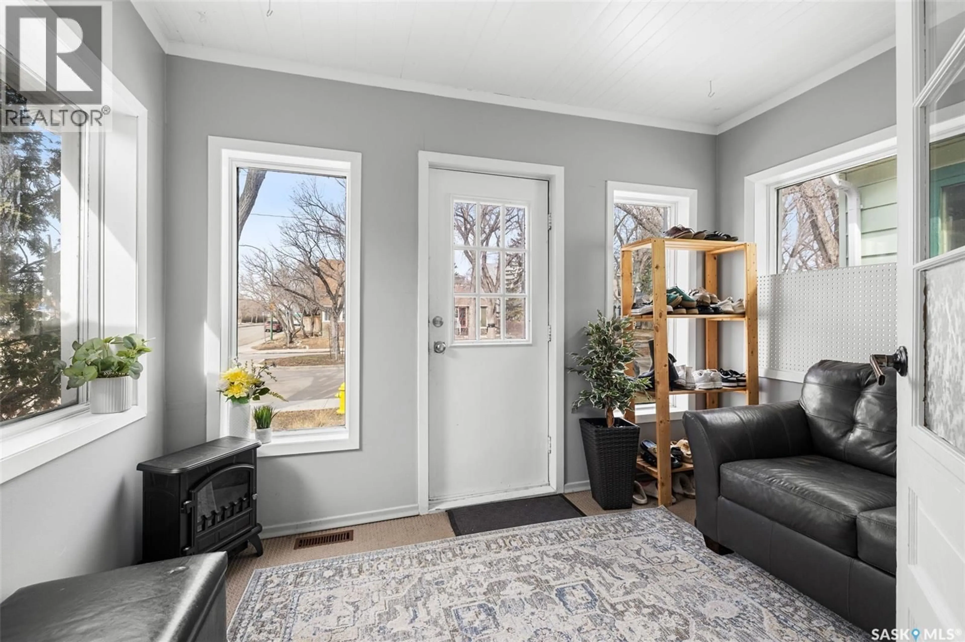 Indoor entryway for 3637 VICTORIA AVENUE, Regina Saskatchewan S4T1M4