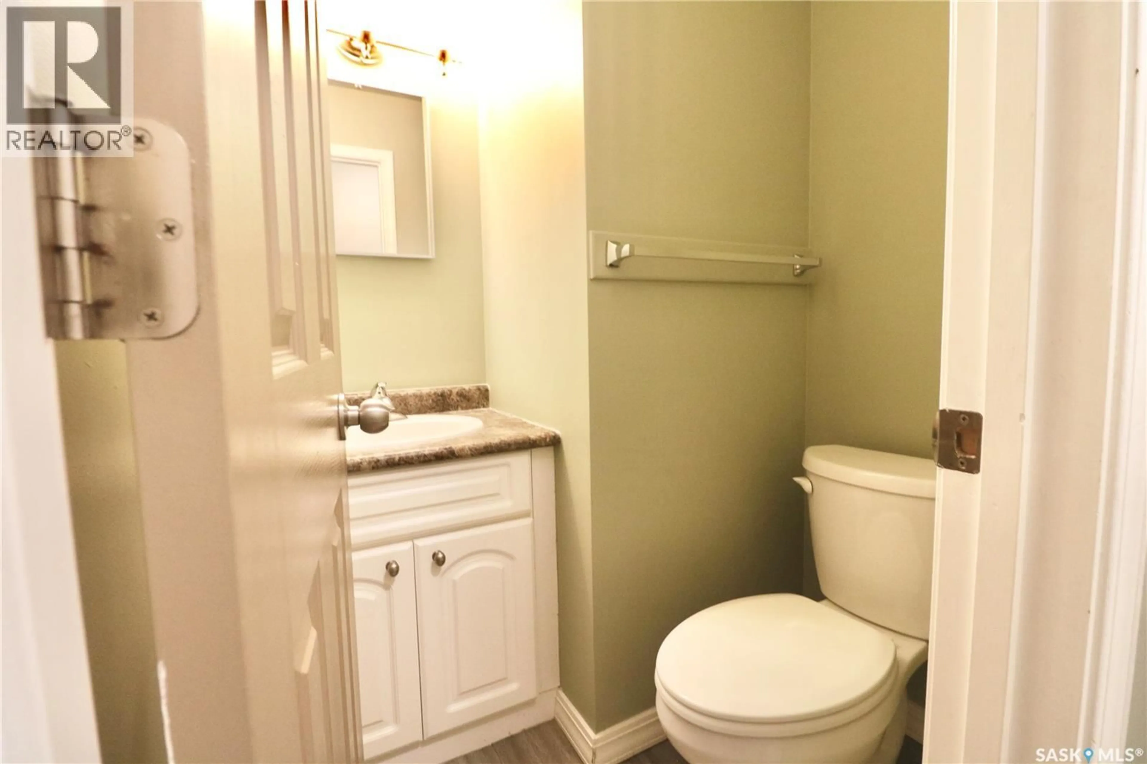 Standard bathroom, unknown for 35 MACKENZIE WAY, Regina Saskatchewan S4N5M5