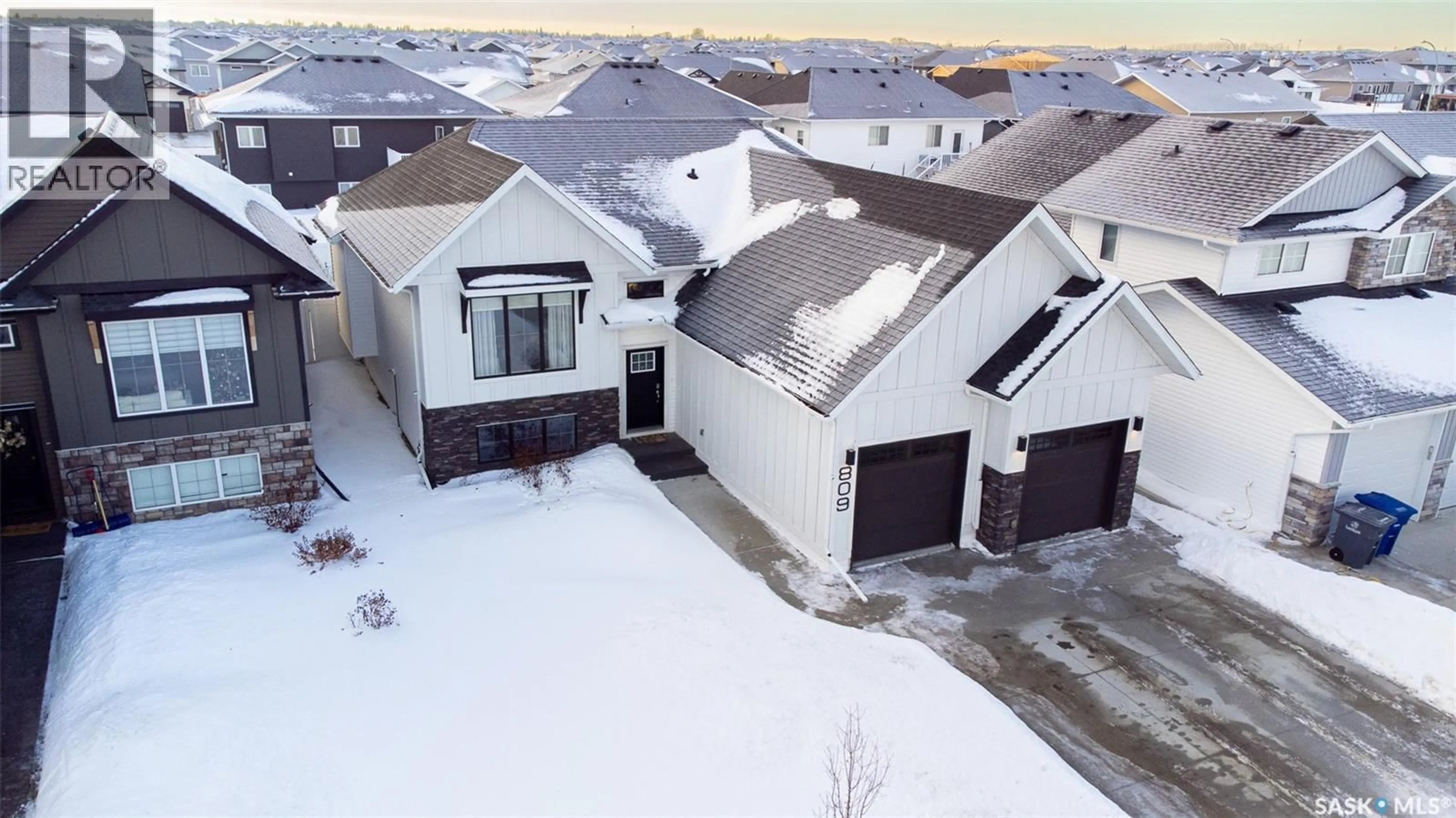 A pic from outside/outdoor area/front of a property/back of a property/a pic from drone, street for 809 WEIR CRESCENT, Warman Saskatchewan S0K4S4