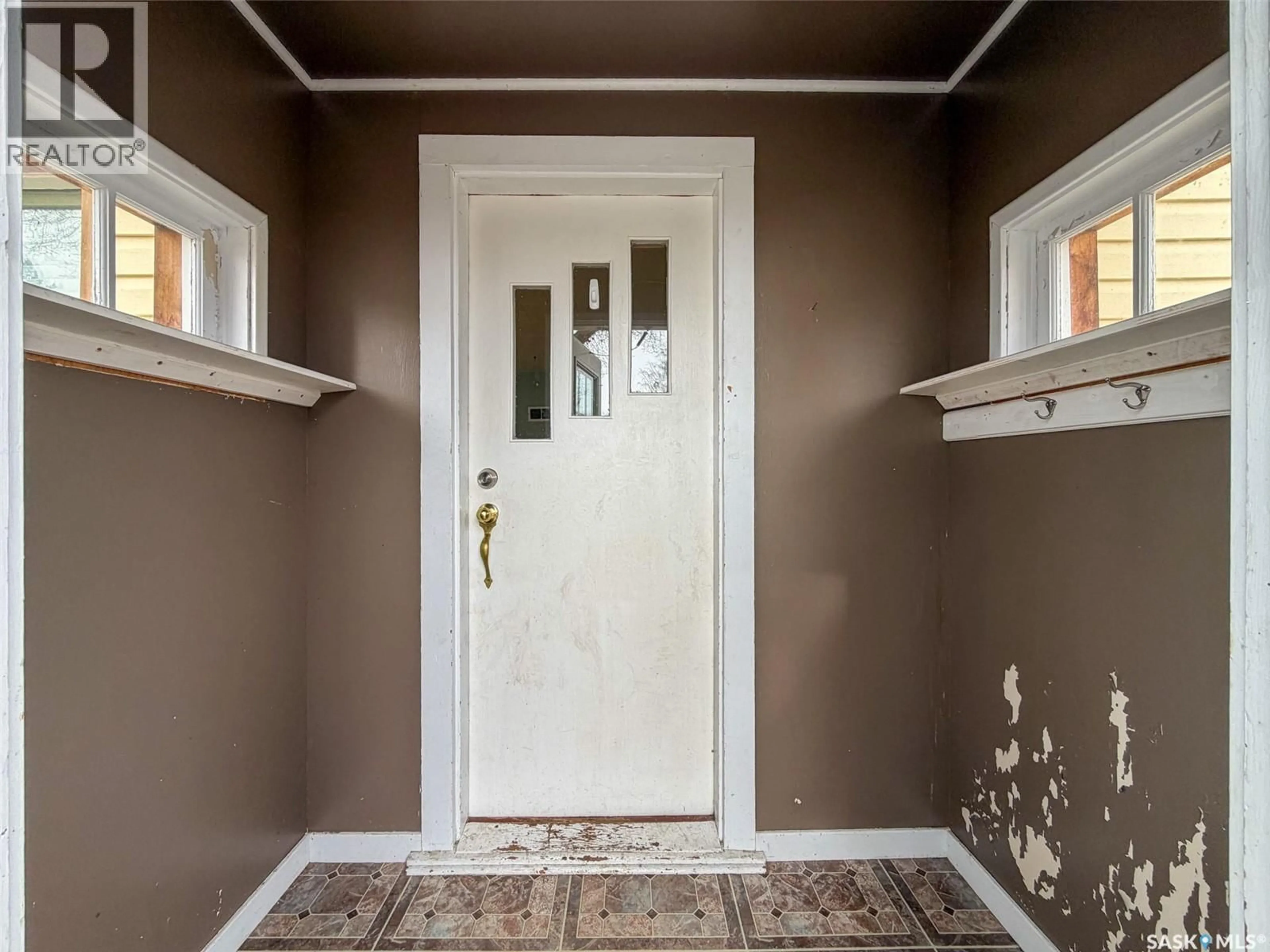 Indoor entryway for 244 MAPLE STREET, Gull Lake Saskatchewan S0N1A0