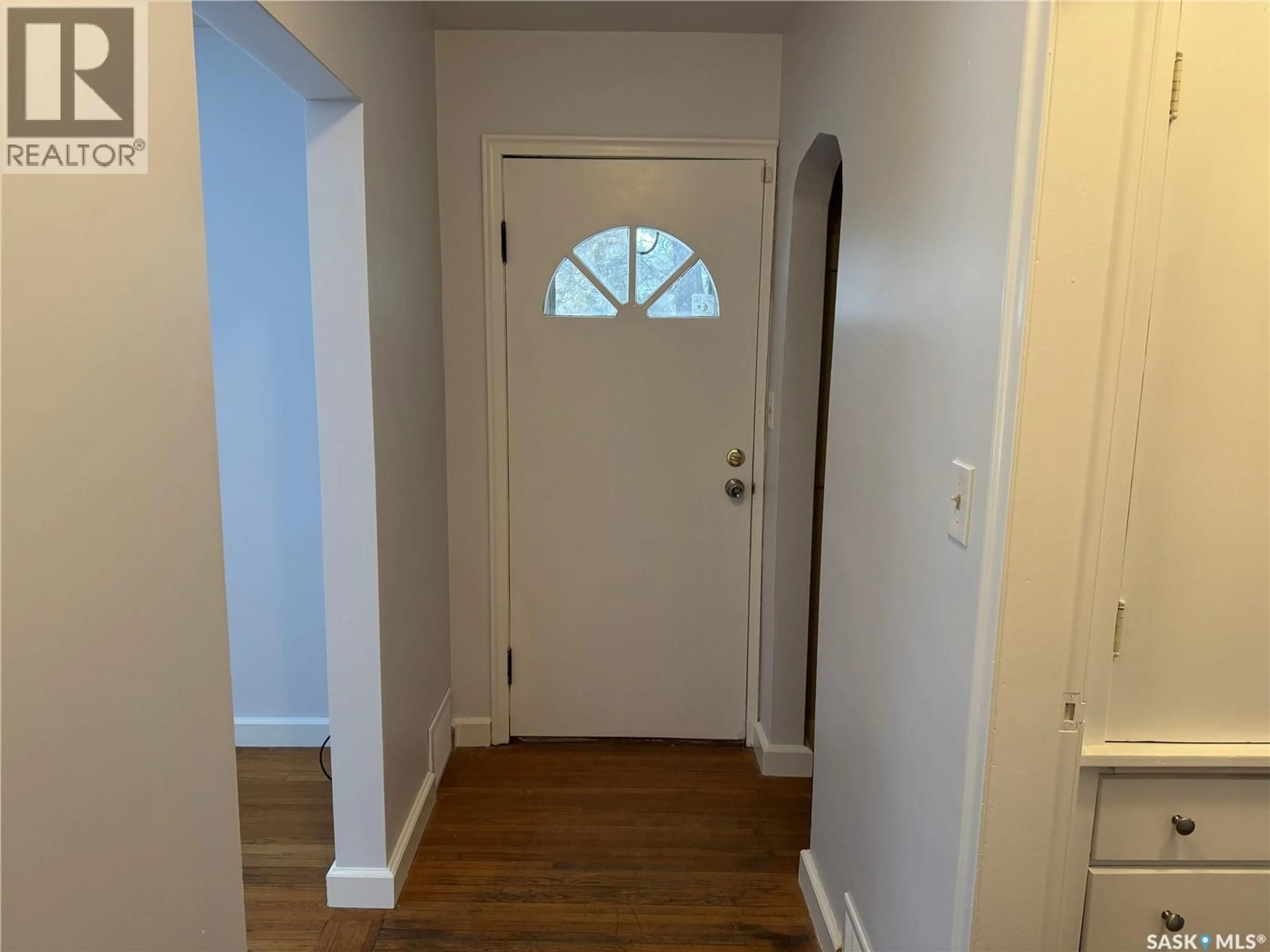 Indoor entryway for 1318 B AVENUE, Saskatoon Saskatchewan S7L1G5