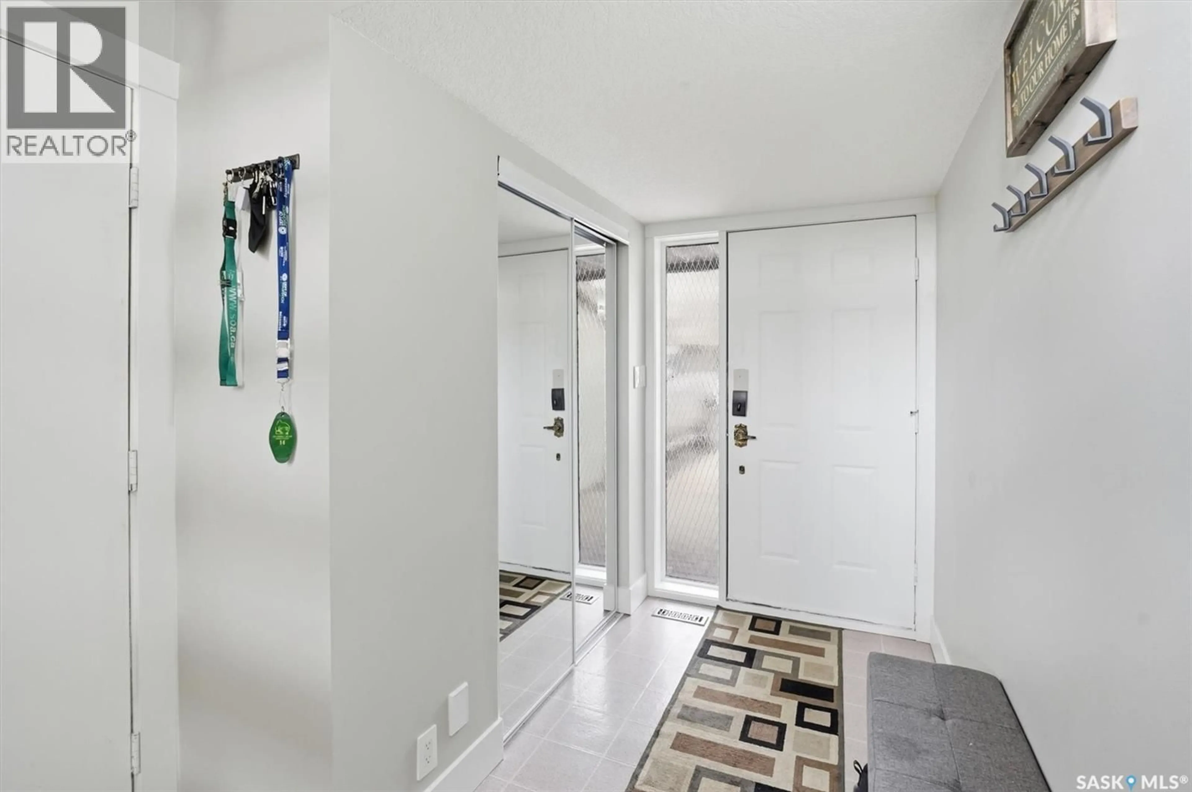 Indoor foyer for 14 - 455 PINEHOUSE DRIVE, Saskatoon Saskatchewan S7K5X1