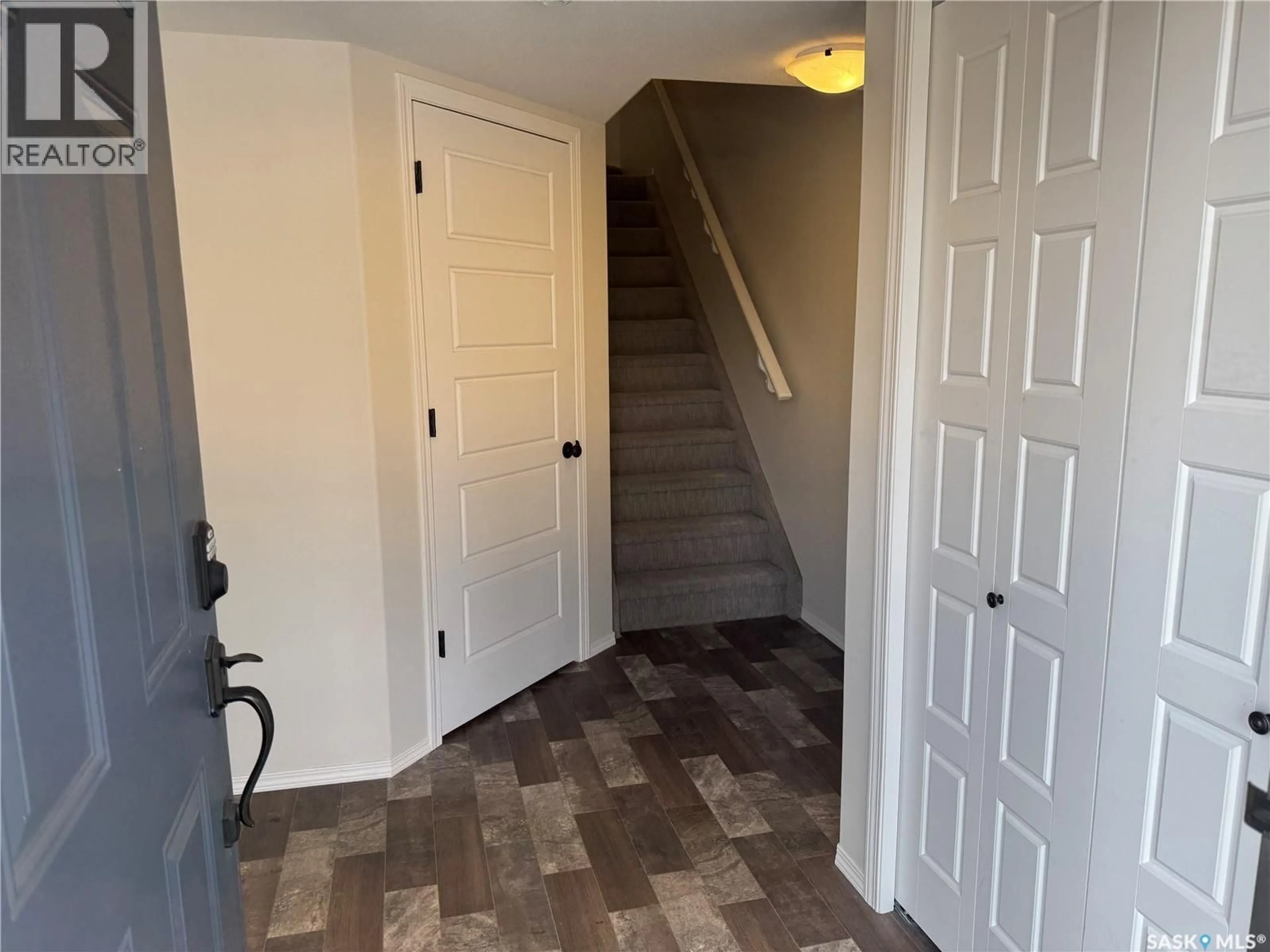 Indoor entryway for 544 150 LANGLOIS WAY, Saskatoon Saskatchewan S7T0K9