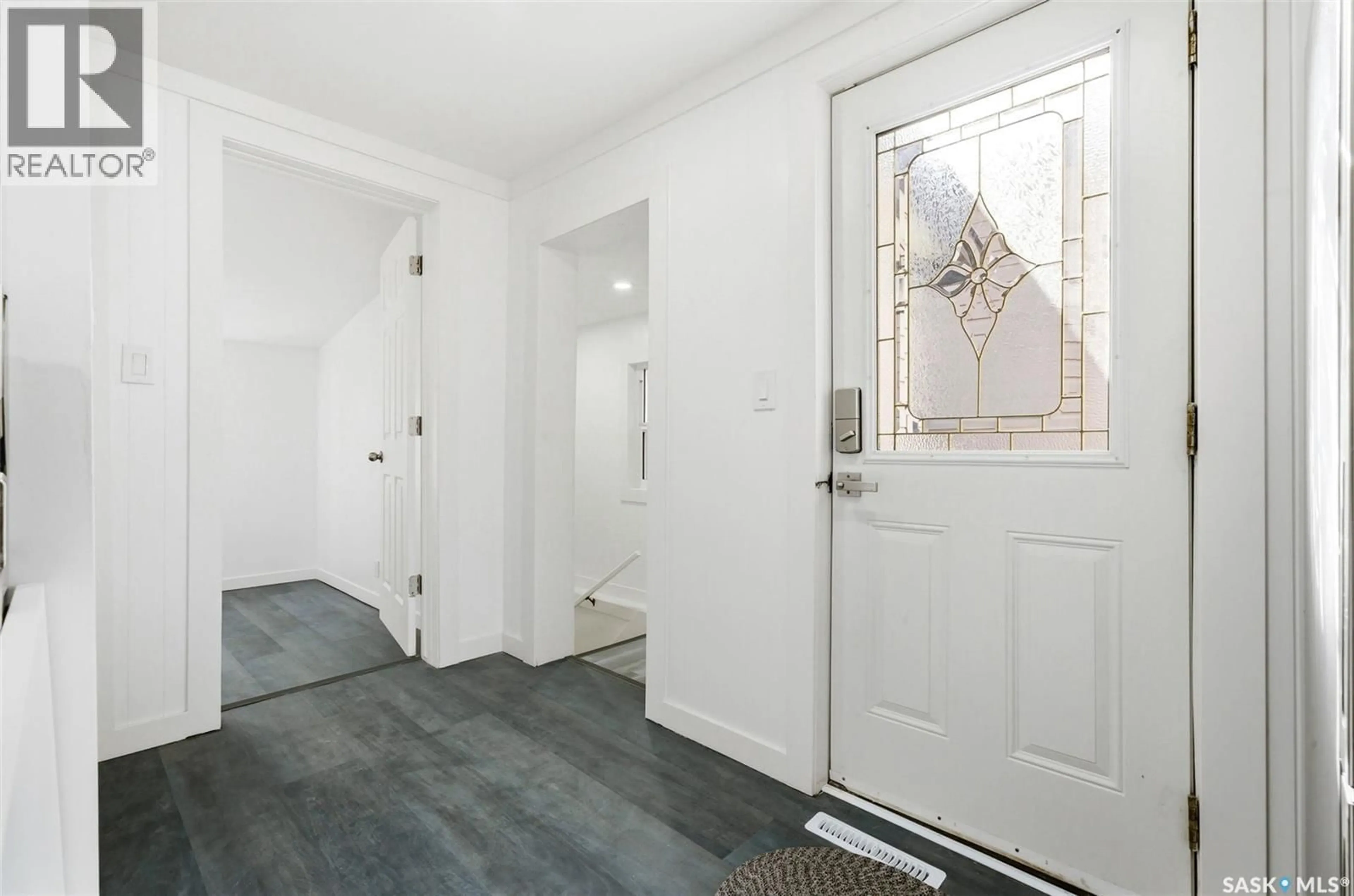 Indoor entryway for 2049 EDGAR STREET, Regina Saskatchewan S4N3K5