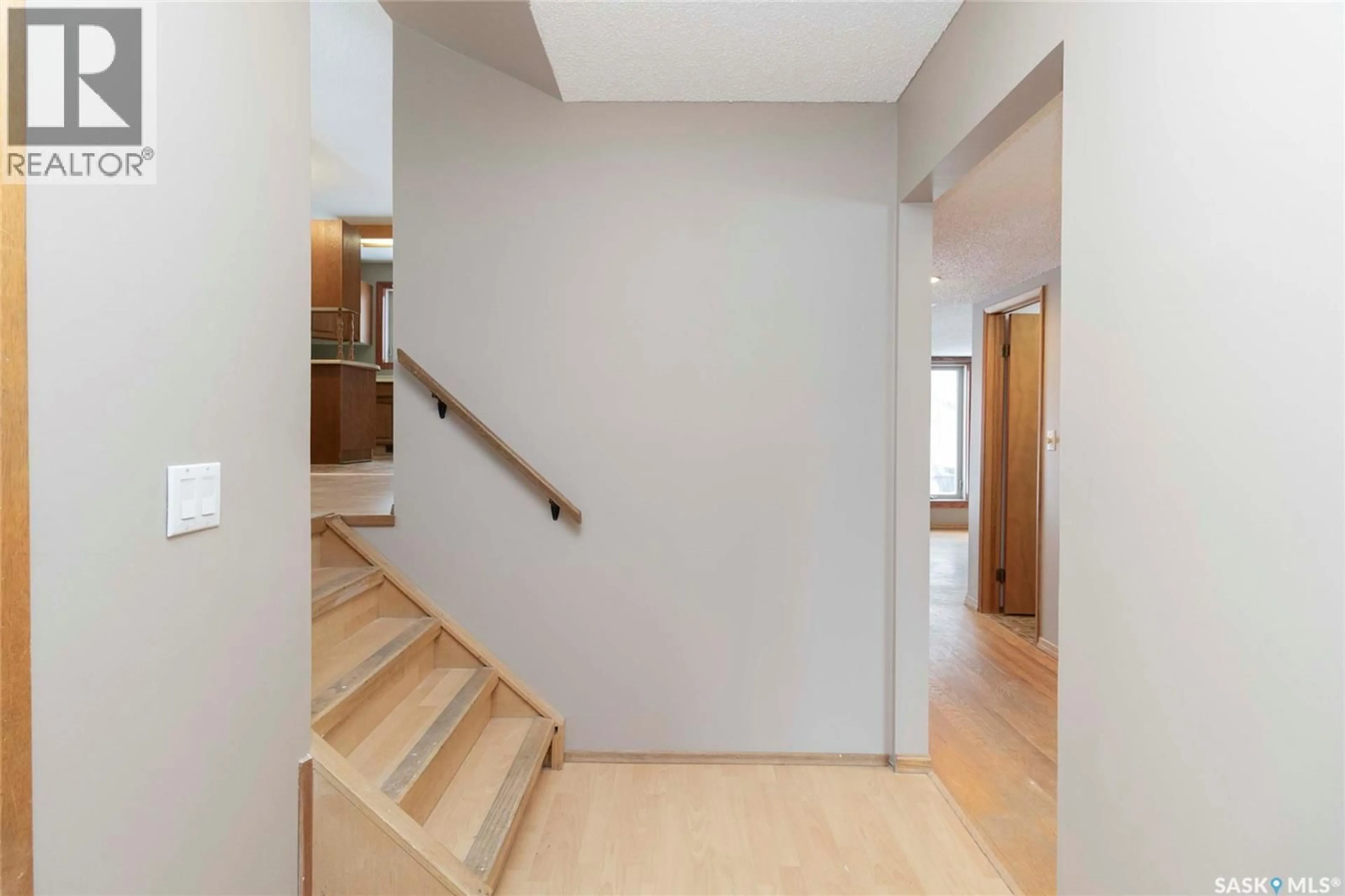 Indoor foyer for 191 MEILICKE ROAD, Saskatoon Saskatchewan S7K5V5