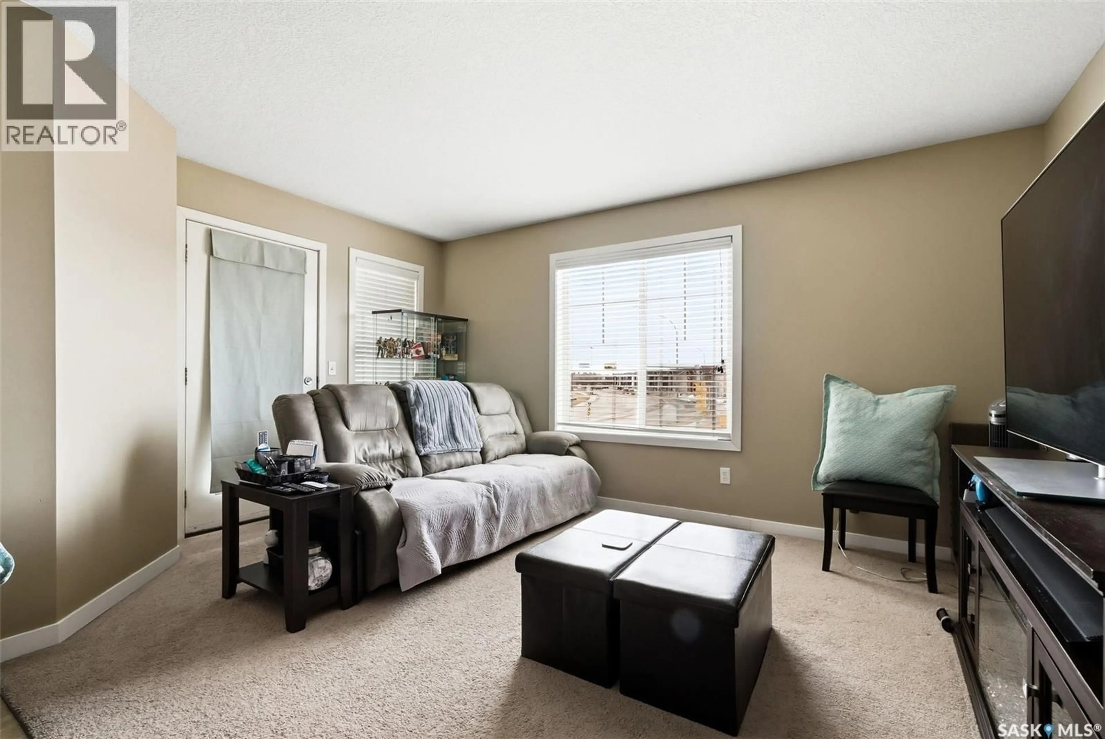 Living room with furniture, carpet floor for 34 - 5023 JAMES HILL ROAD, Regina Saskatchewan S4W0B9