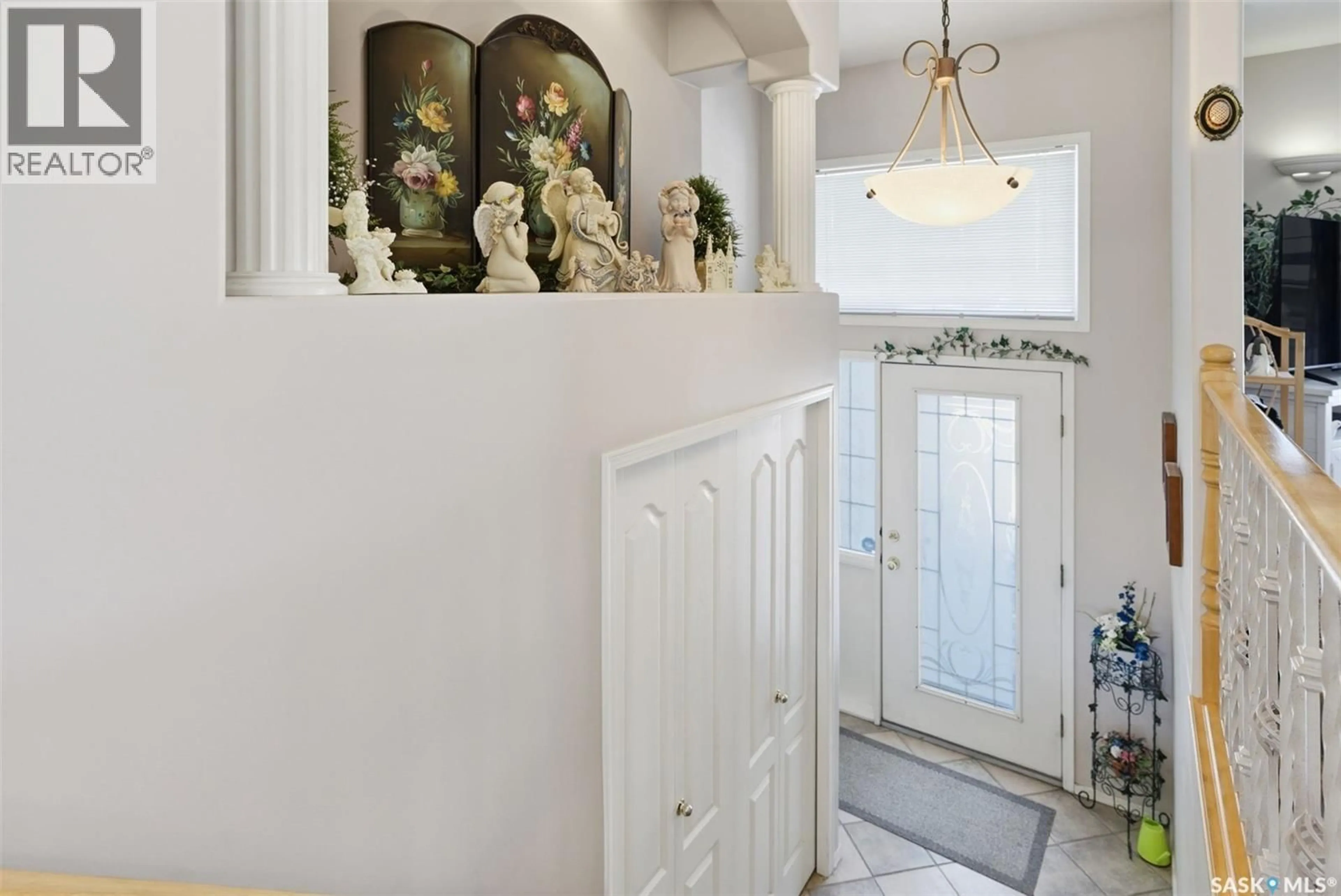 Indoor entryway for 707 BAYVIEW CLOSE, Saskatoon Saskatchewan S7V1B7