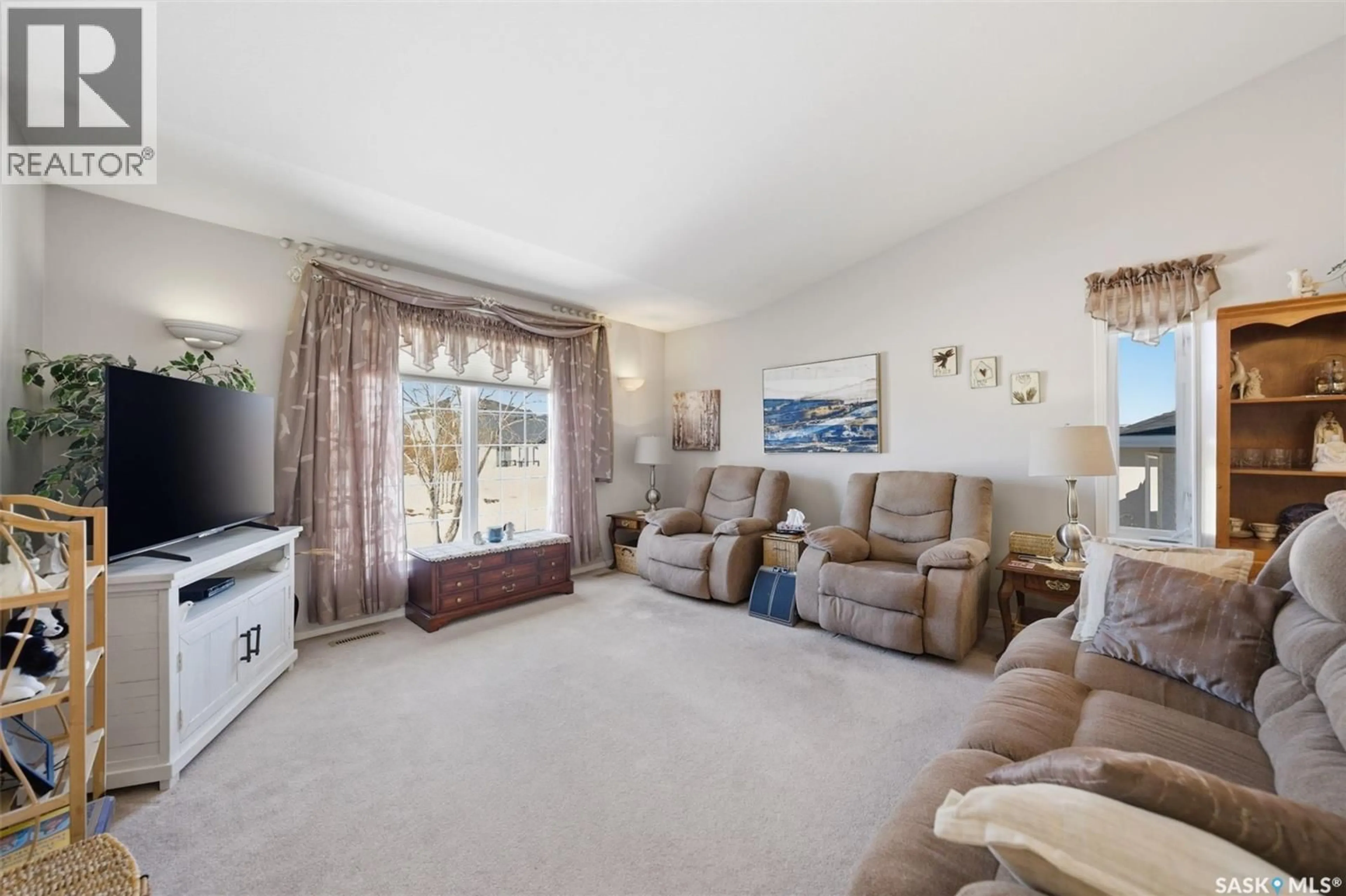 Living room with furniture, unknown for 707 BAYVIEW CLOSE, Saskatoon Saskatchewan S7V1B7