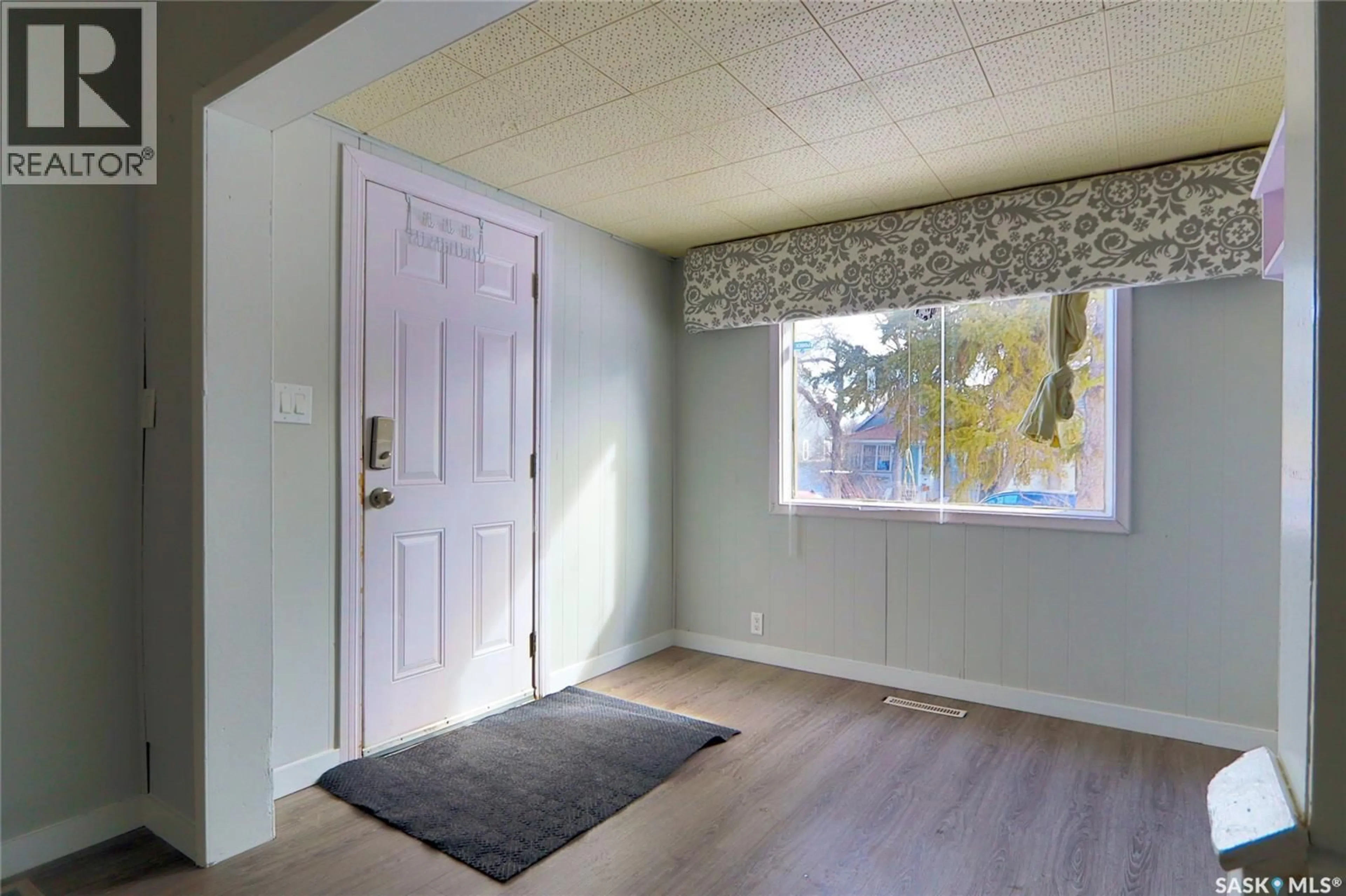 Indoor entryway for 1112 MONTAGUE STREET, Regina Saskatchewan S4T7V9