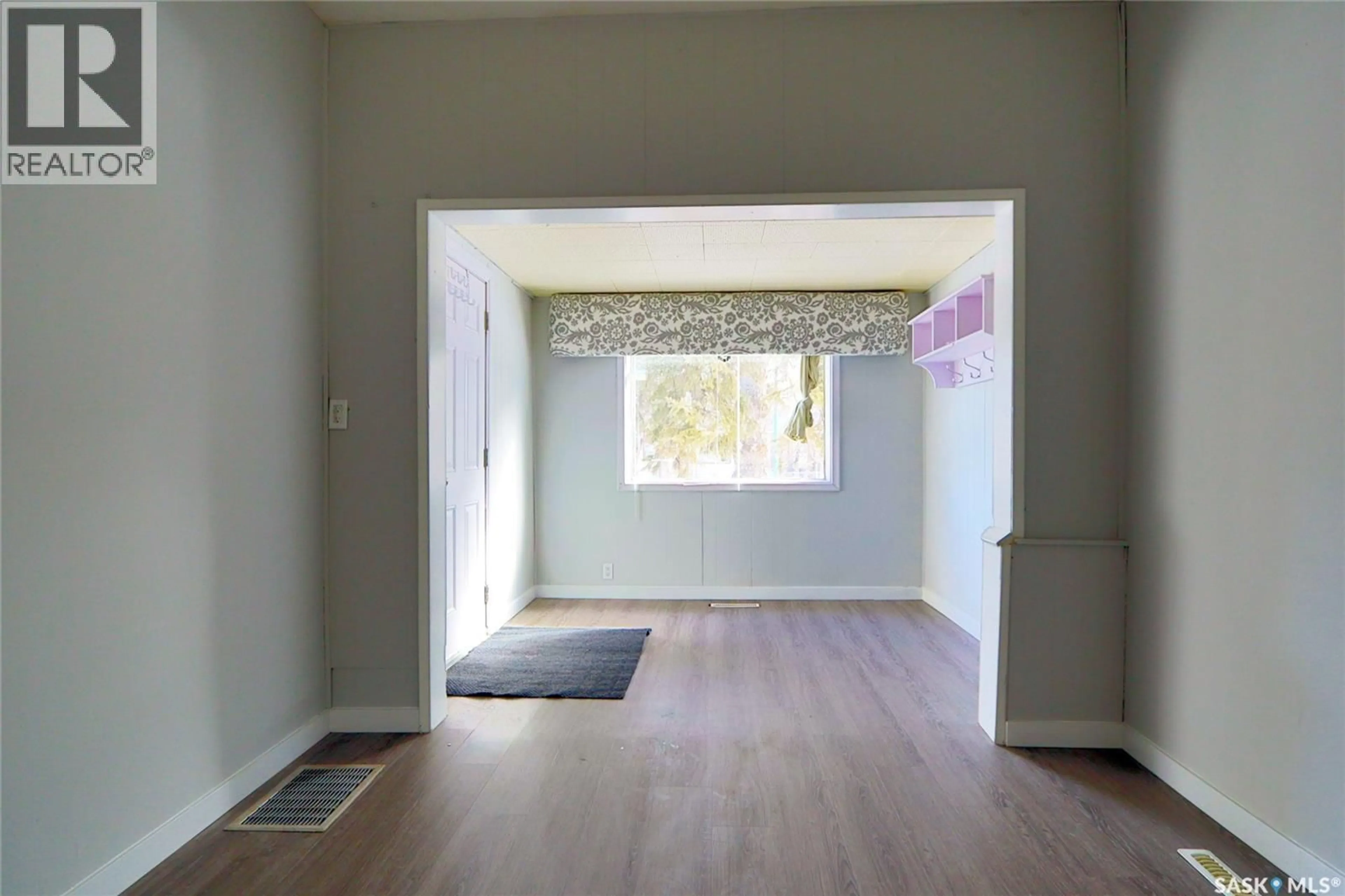 Indoor entryway for 1112 MONTAGUE STREET, Regina Saskatchewan S4T7V9