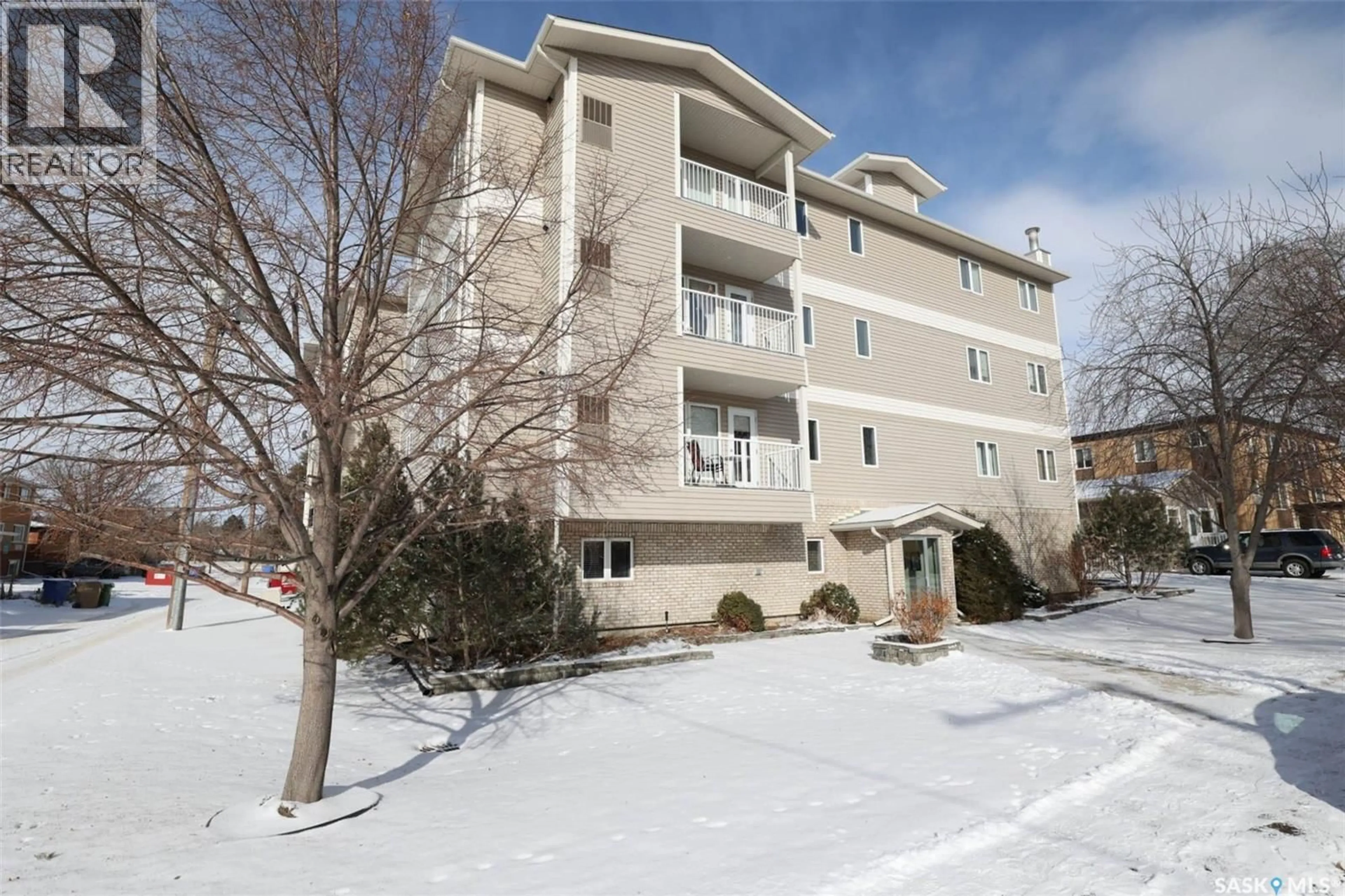 Patio, building for 205 - 3946 ROBINSON STREET, Regina Saskatchewan S4S3C8