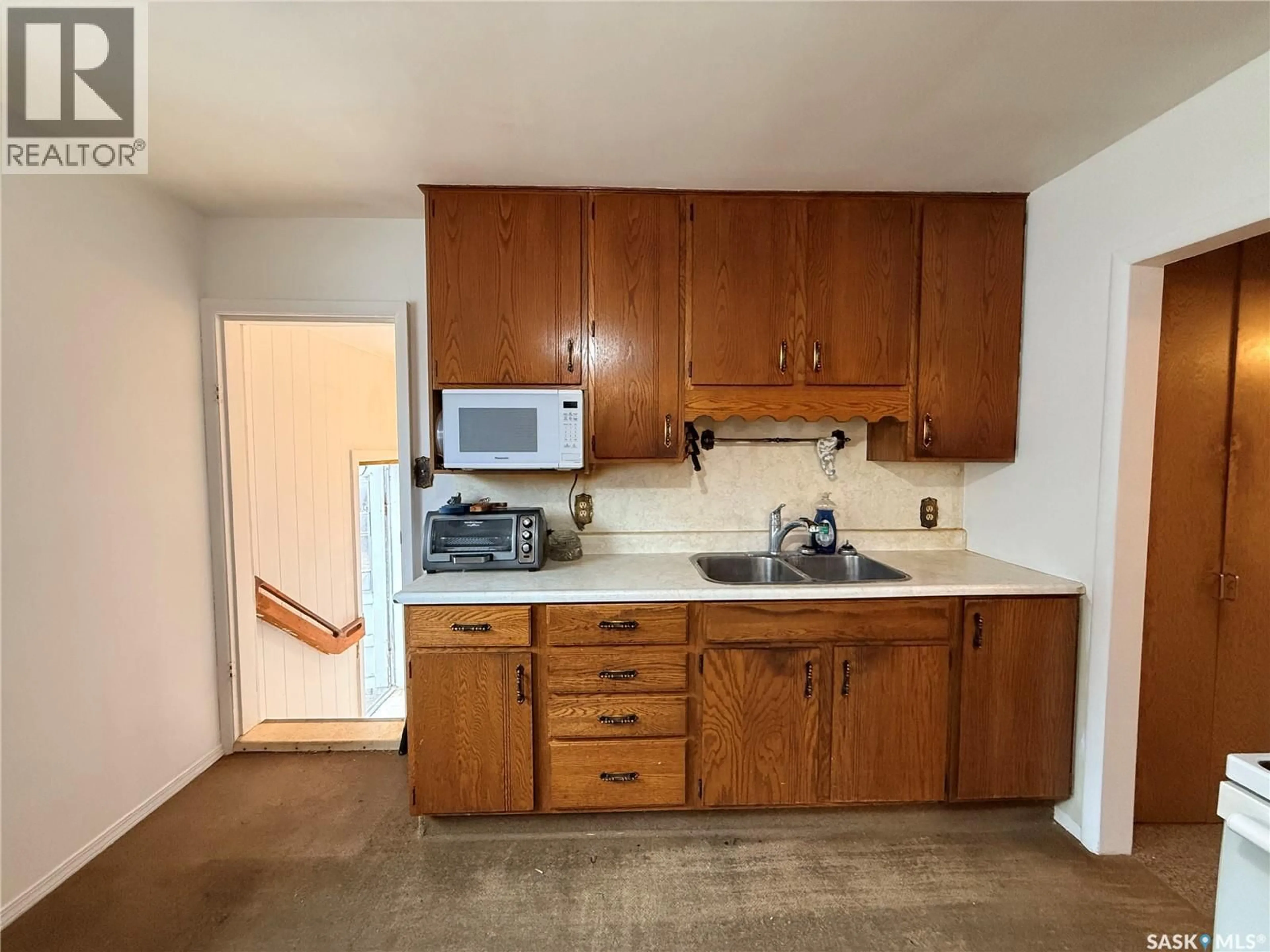 Standard kitchen, unknown for 392 9TH AVENUE, Swift Current Saskatchewan S9H1A9