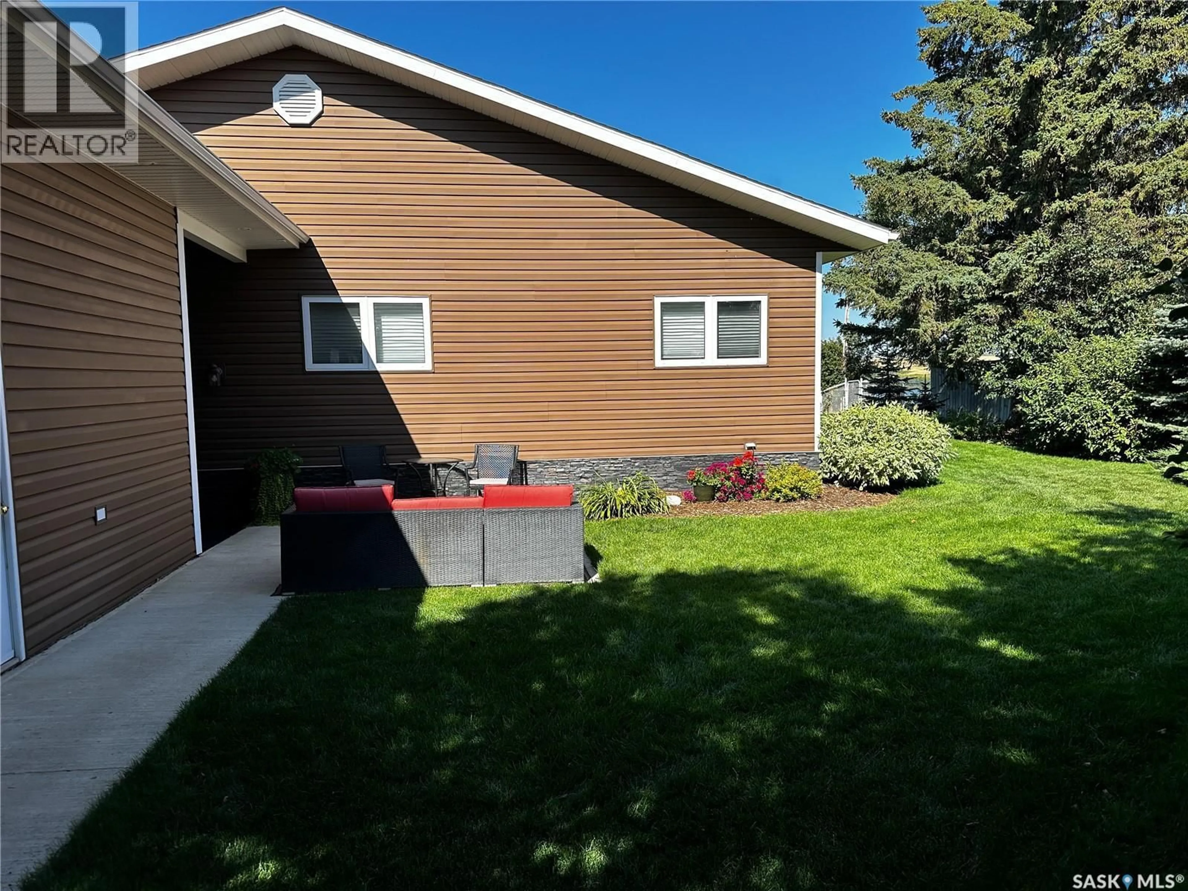 Home with vinyl exterior material, street for 7 SLEEPY HOLLOW ROAD, Meota Rm No.468 Saskatchewan S0M0L0
