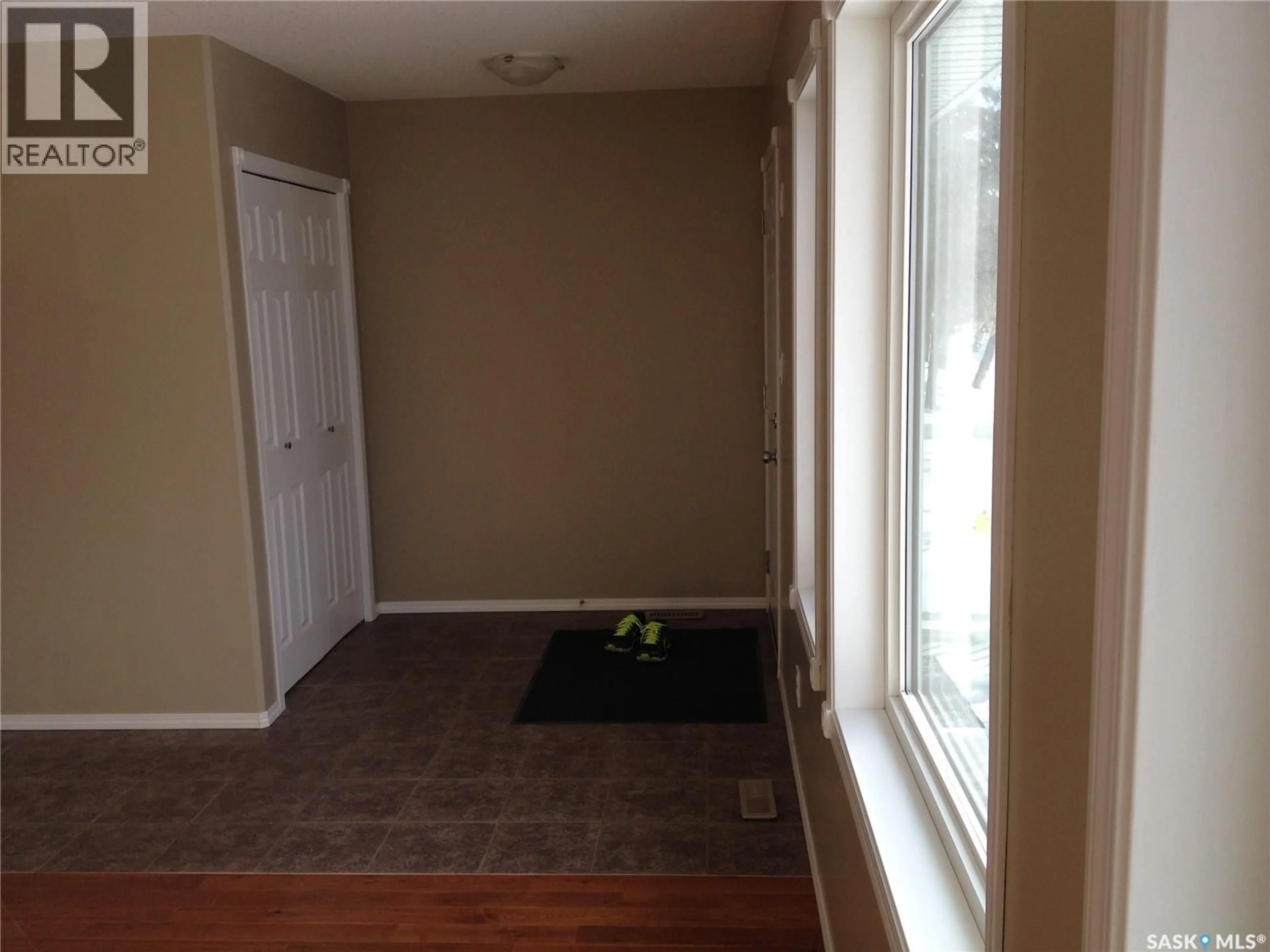 Indoor entryway for 1610 5TH AVENUE, Regina Saskatchewan S4R0R5