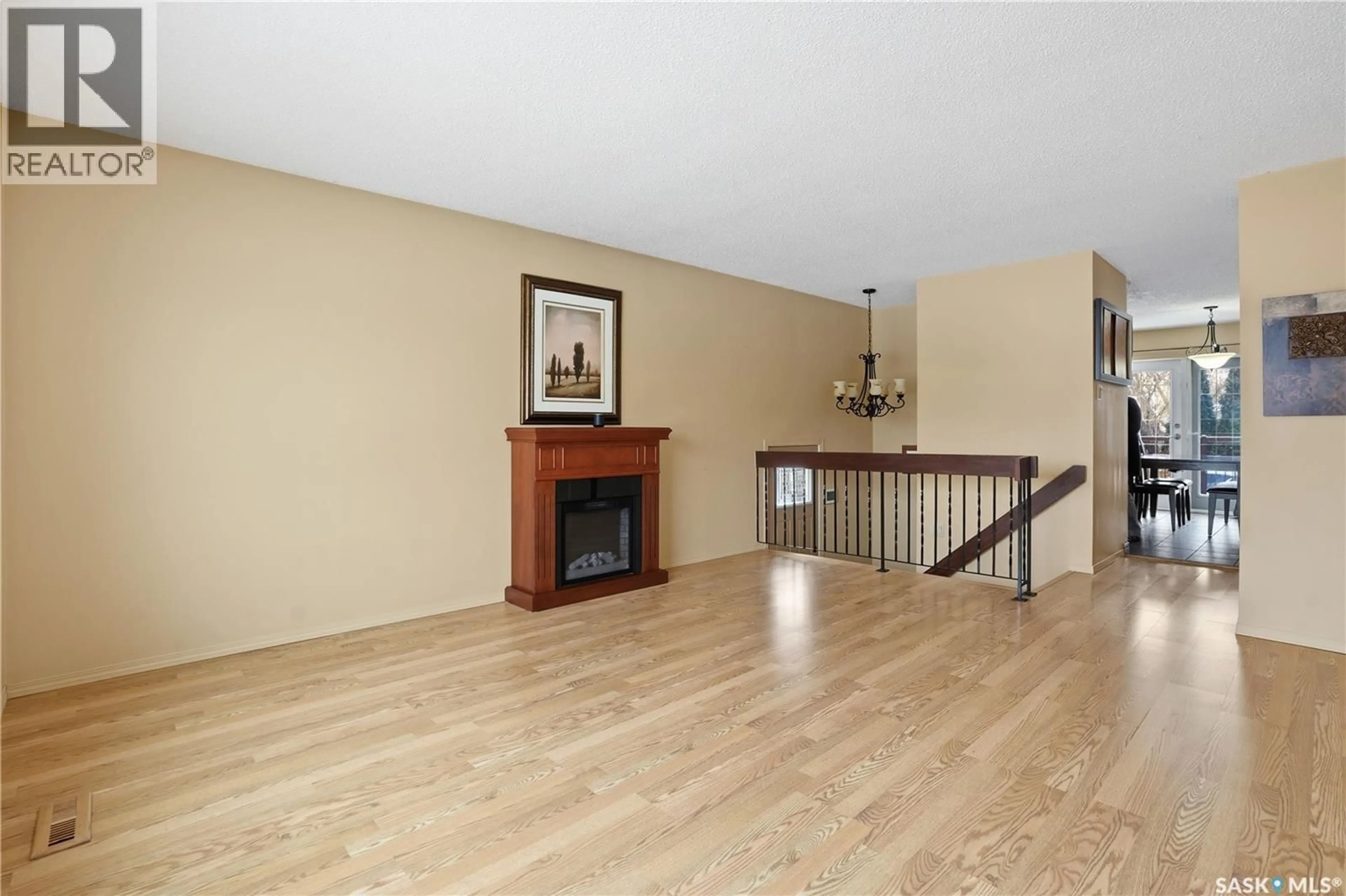 Indoor foyer for 6914 CUNNINGHAM DRIVE, Regina Saskatchewan S4X3V6