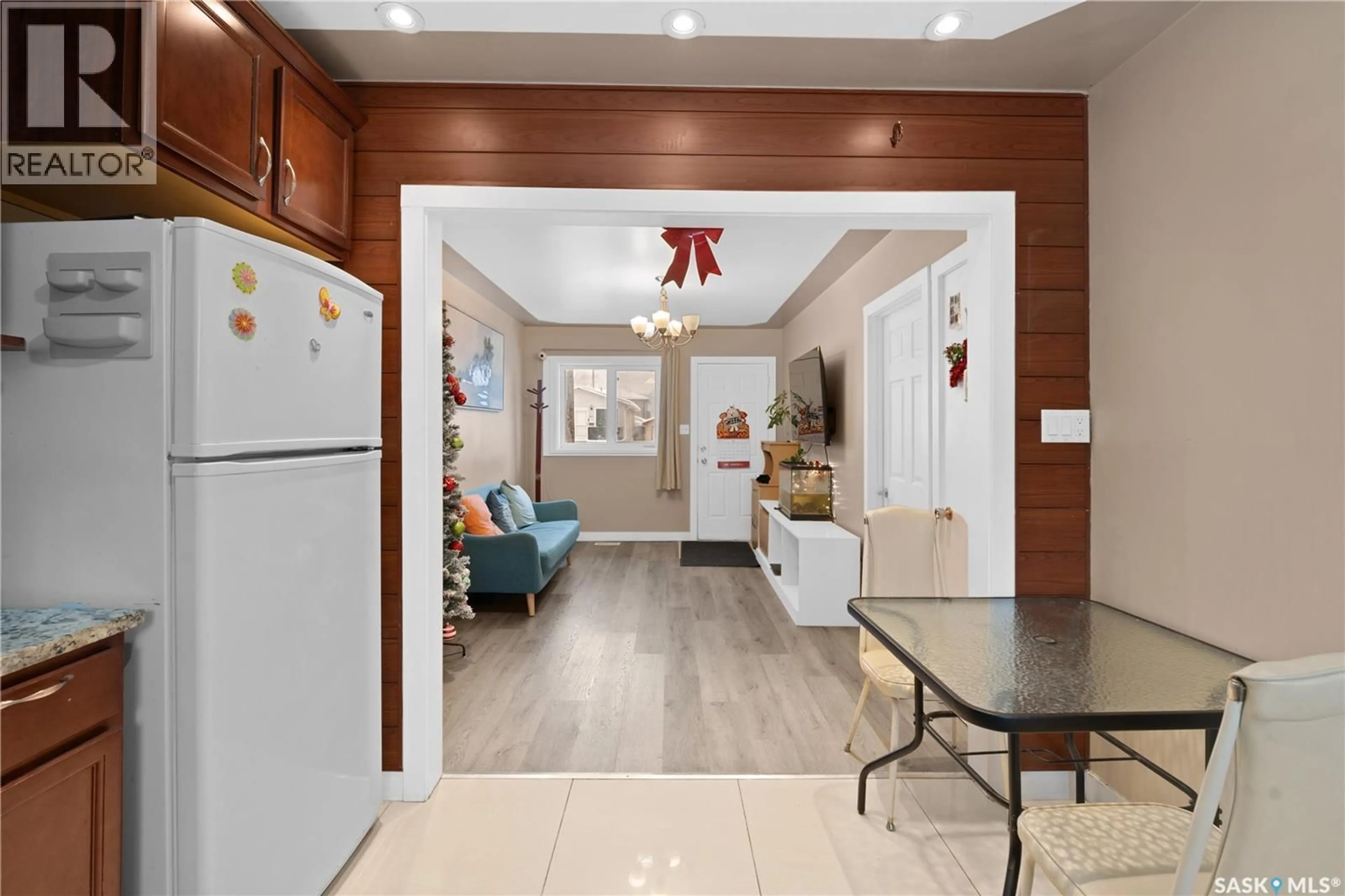 Indoor entryway for 212 W AVENUE, Saskatoon Saskatchewan S7M3G3