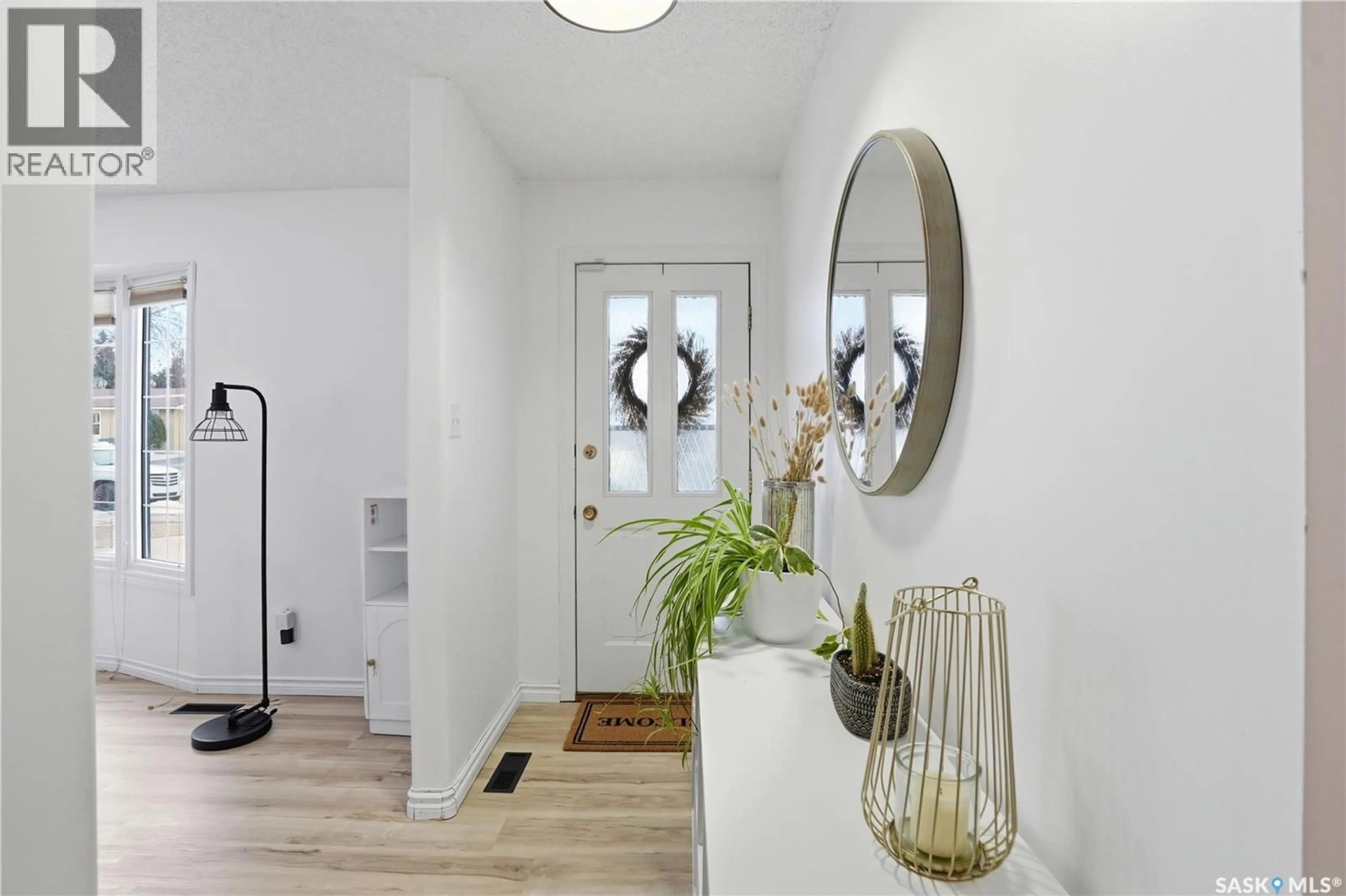 Indoor entryway for 118 APPLEBY DRIVE, Saskatoon Saskatchewan S7M4B5
