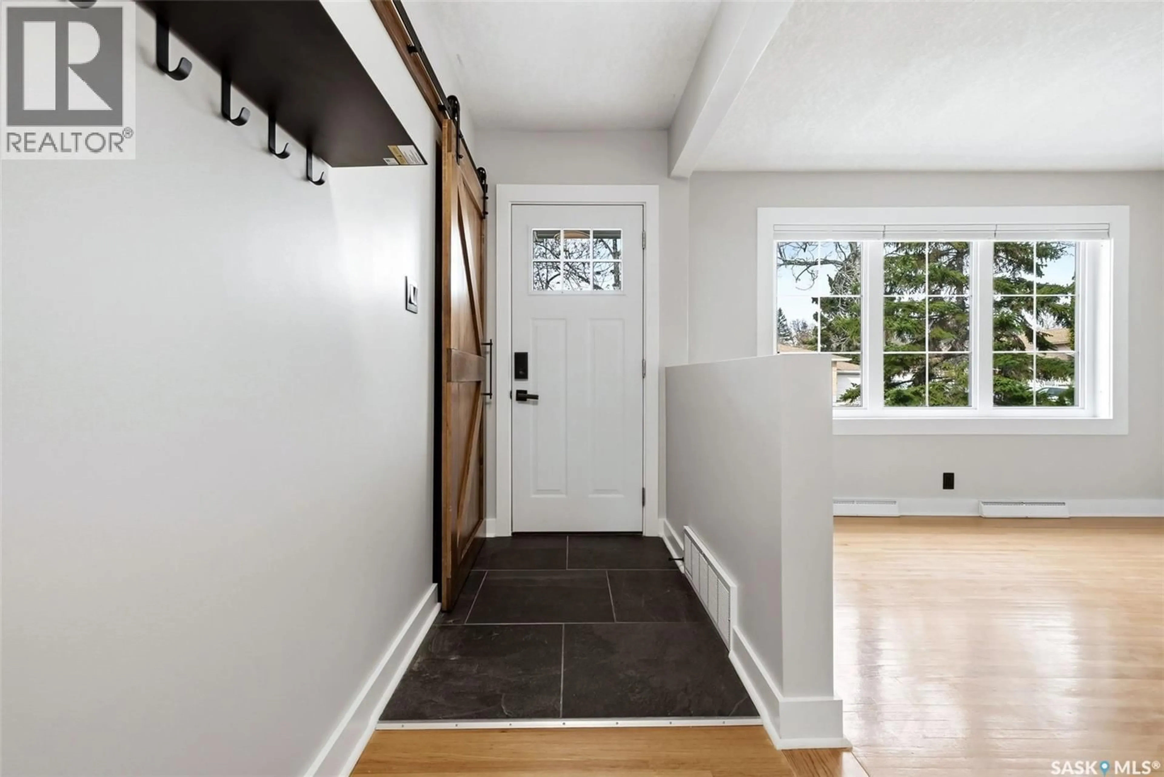 Indoor entryway for 37 LAMONT CRESCENT, Regina Saskatchewan S4S4A3
