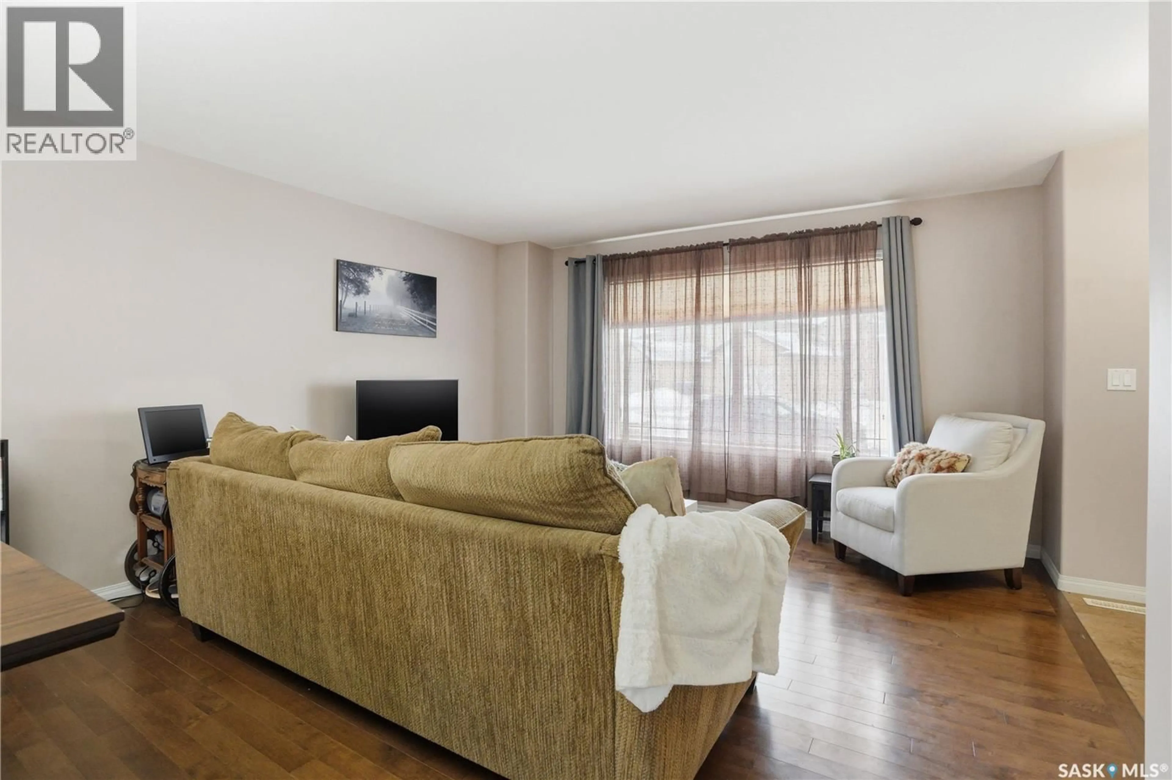 Living room with furniture, wood/laminate floor for 622 - 17 LAMARSH ROAD, Saskatoon Saskatchewan S7W1B5