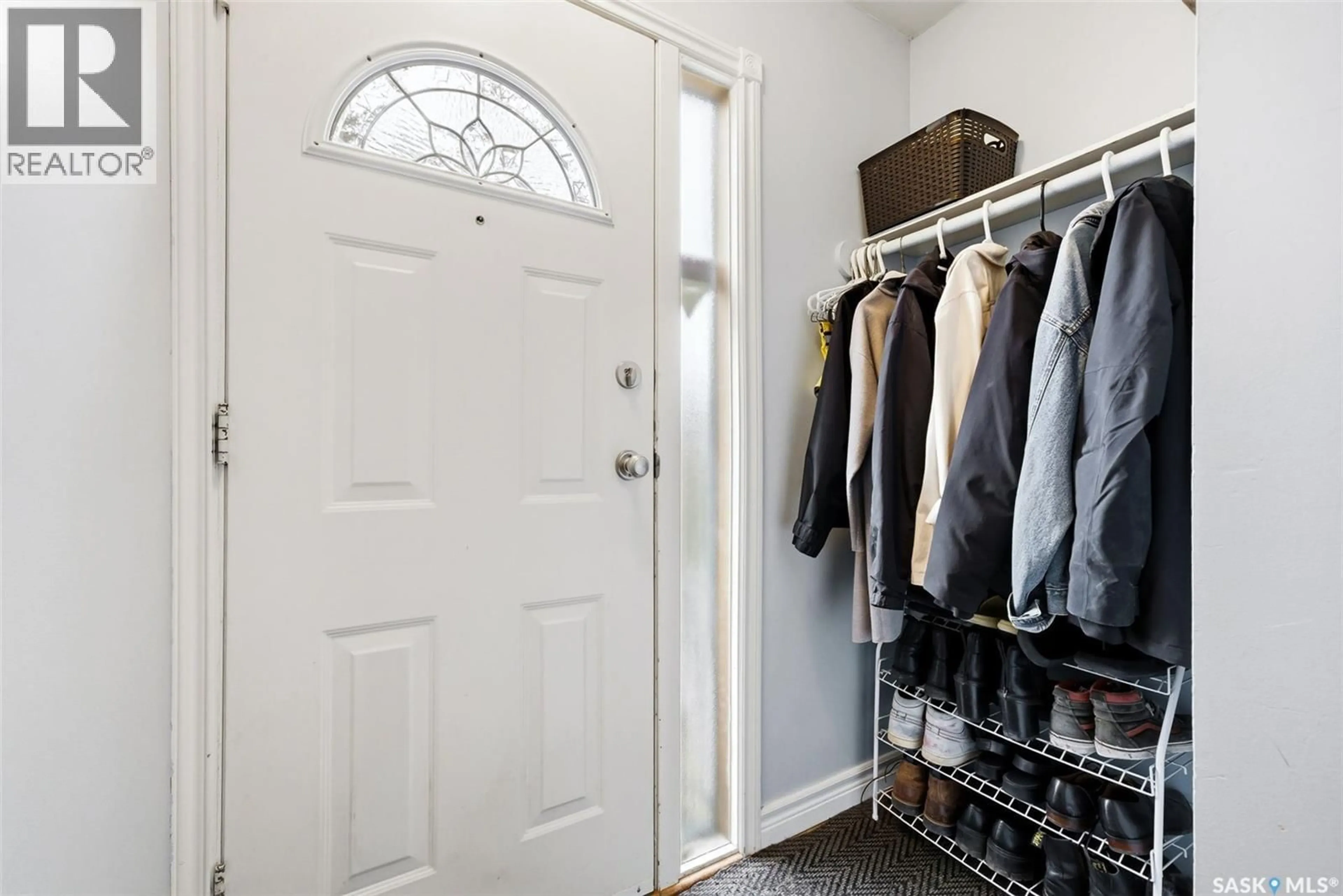 Indoor entryway for 2264 MCTAVISH STREET, Regina Saskatchewan S4T3X2