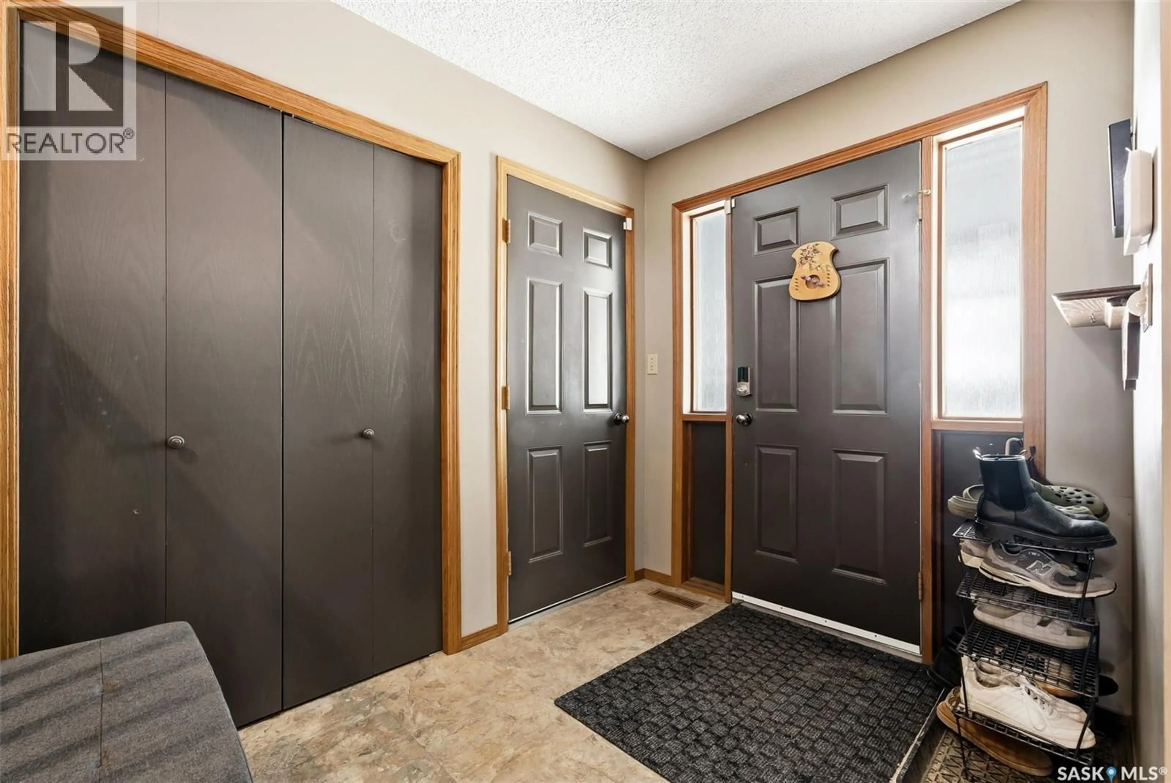 Indoor entryway for 3803 BOW BAY, Regina Saskatchewan S4S7E1