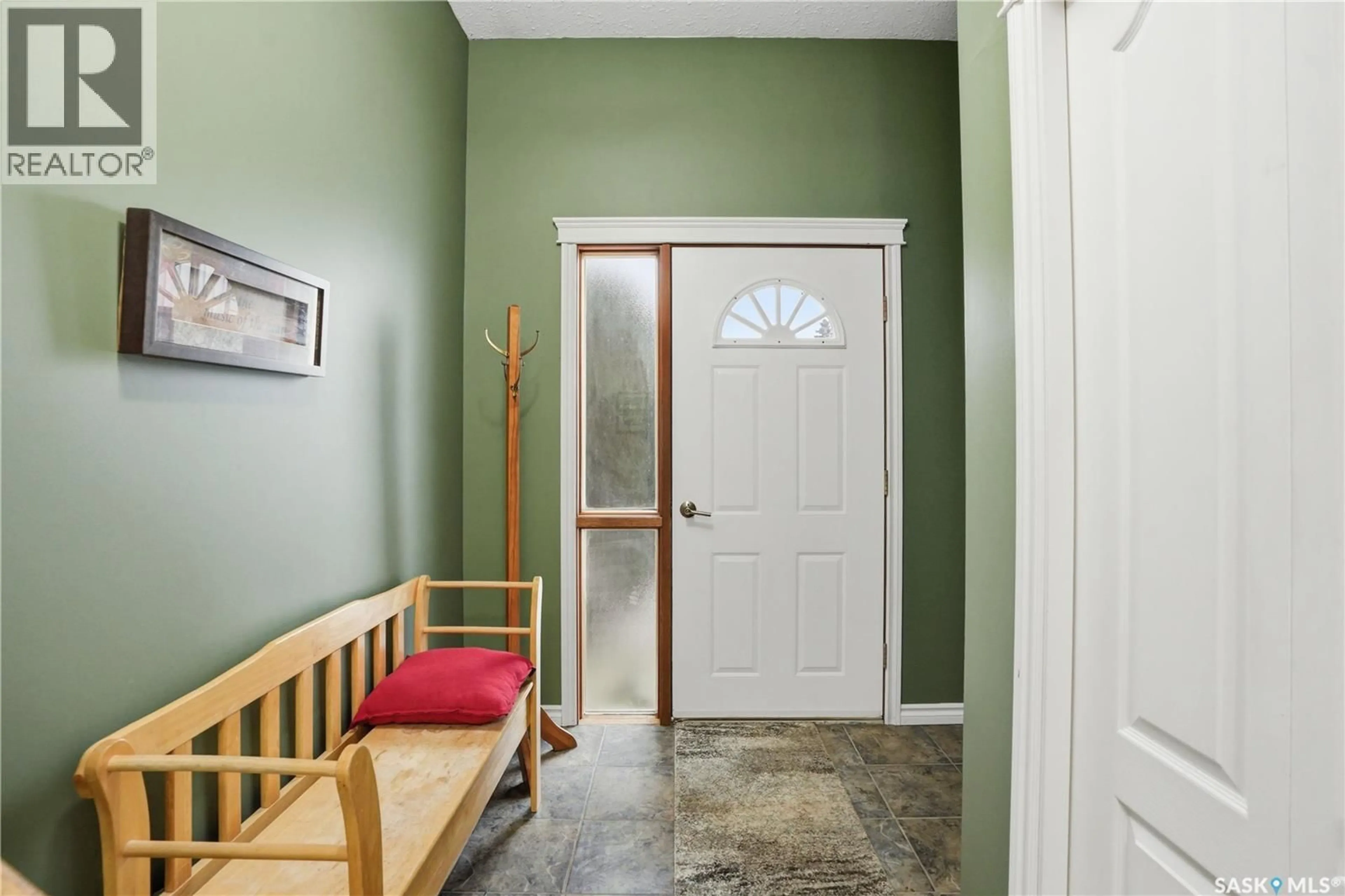 Indoor entryway for 302 BENTHAM CRESCENT, Saskatoon Saskatchewan S7N3V4