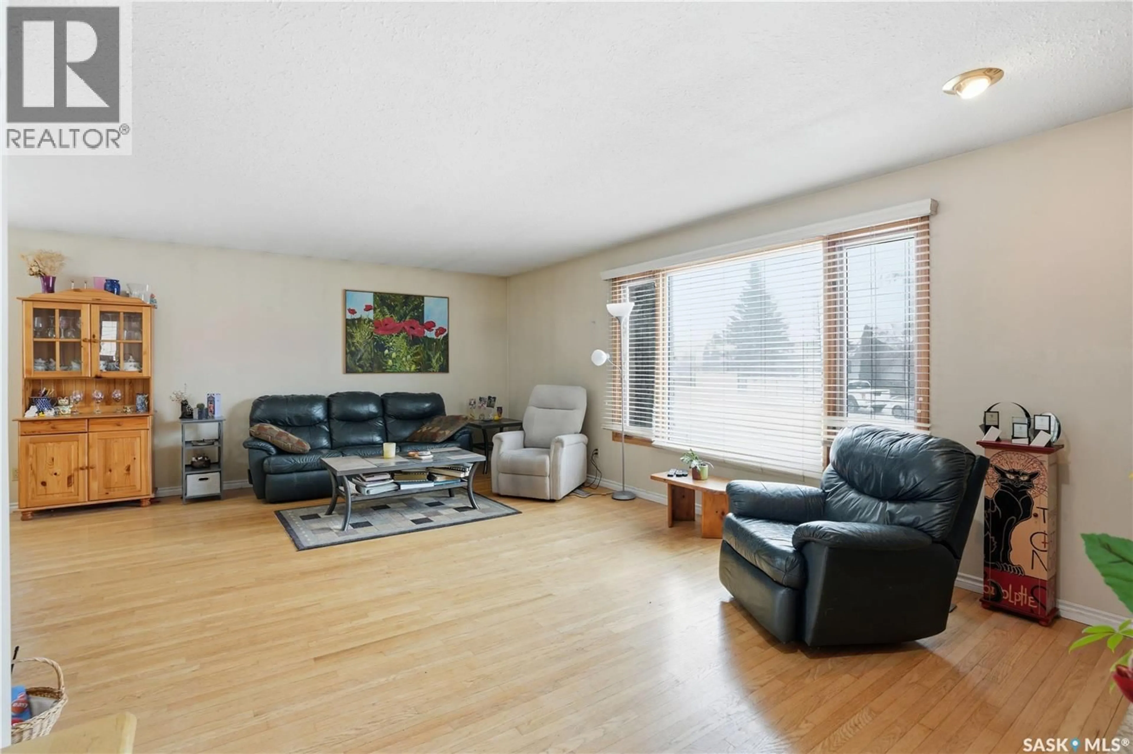 Living room with furniture, unknown for 302 BENTHAM CRESCENT, Saskatoon Saskatchewan S7N3V4