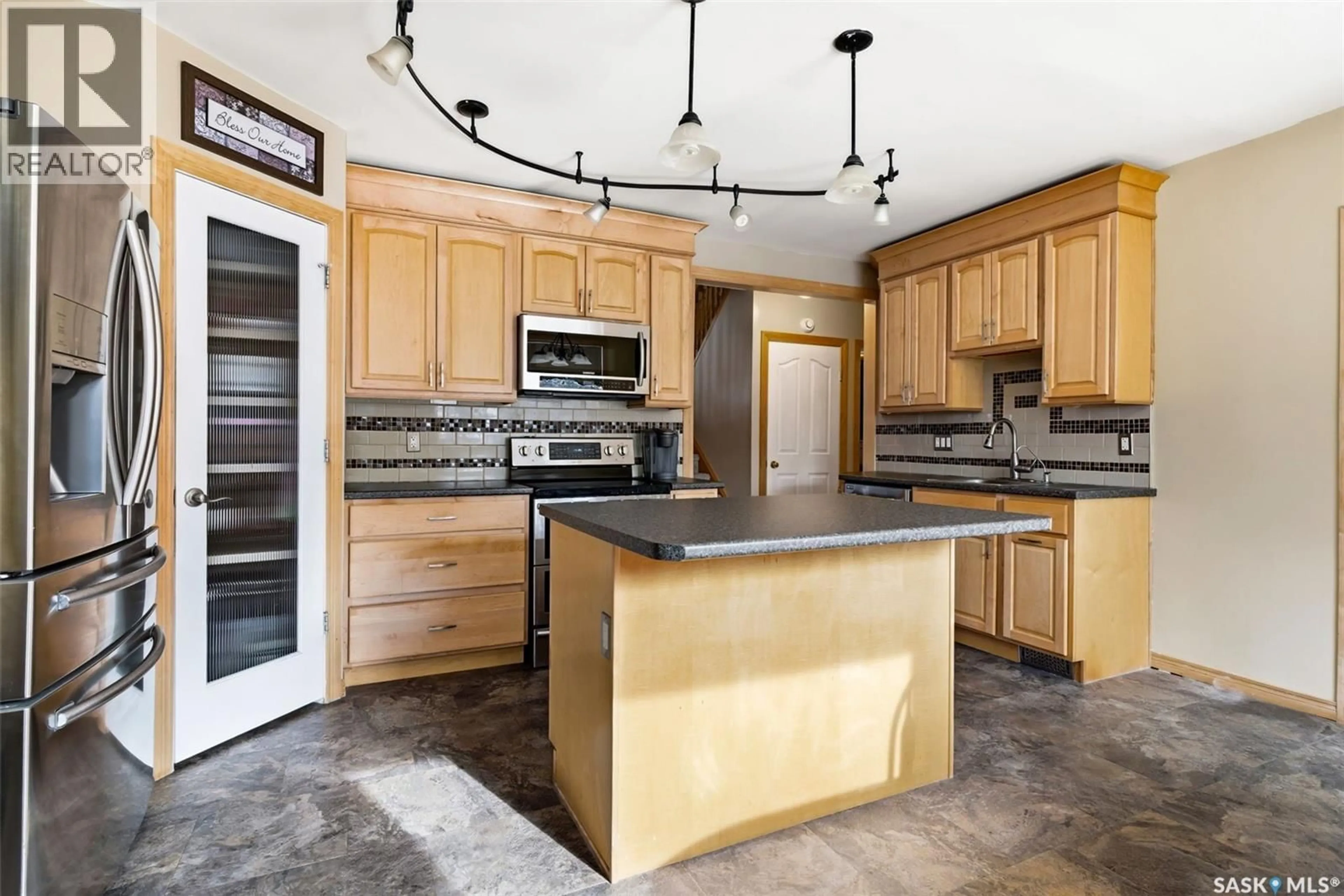 Contemporary kitchen, ceramic/tile floor for 2613 ELLIOTT DRIVE, Regina Saskatchewan S4N3H8