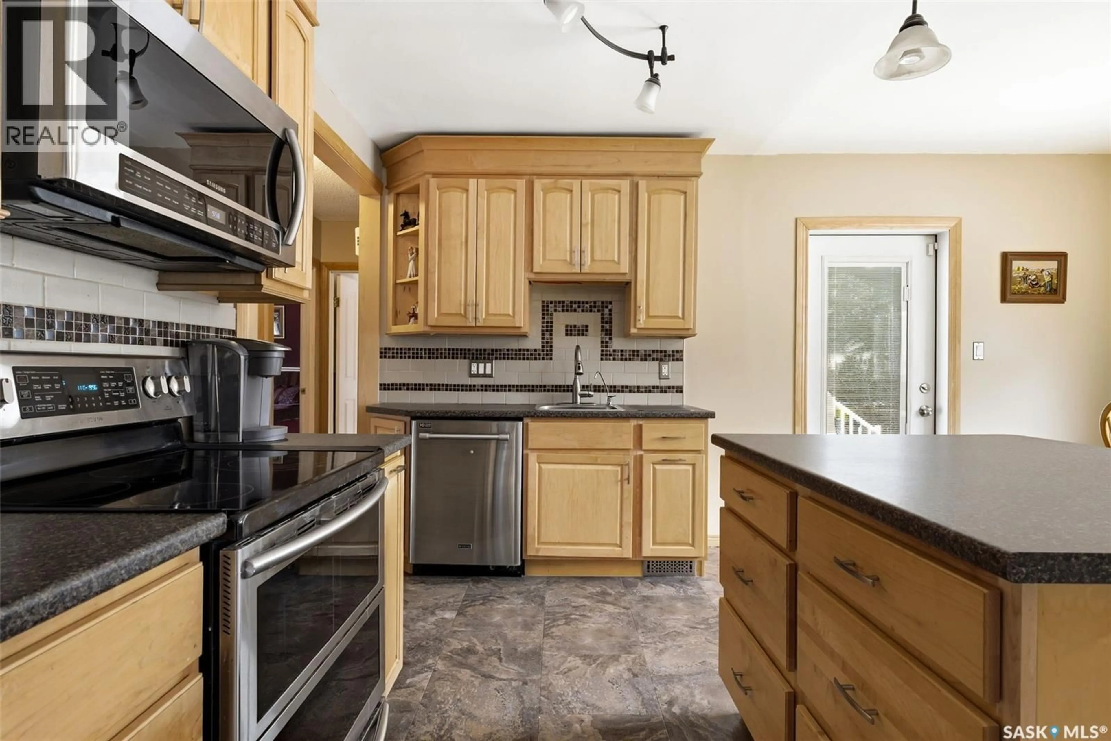 Standard kitchen, ceramic/tile floor for 2613 ELLIOTT DRIVE, Regina Saskatchewan S4N3H8