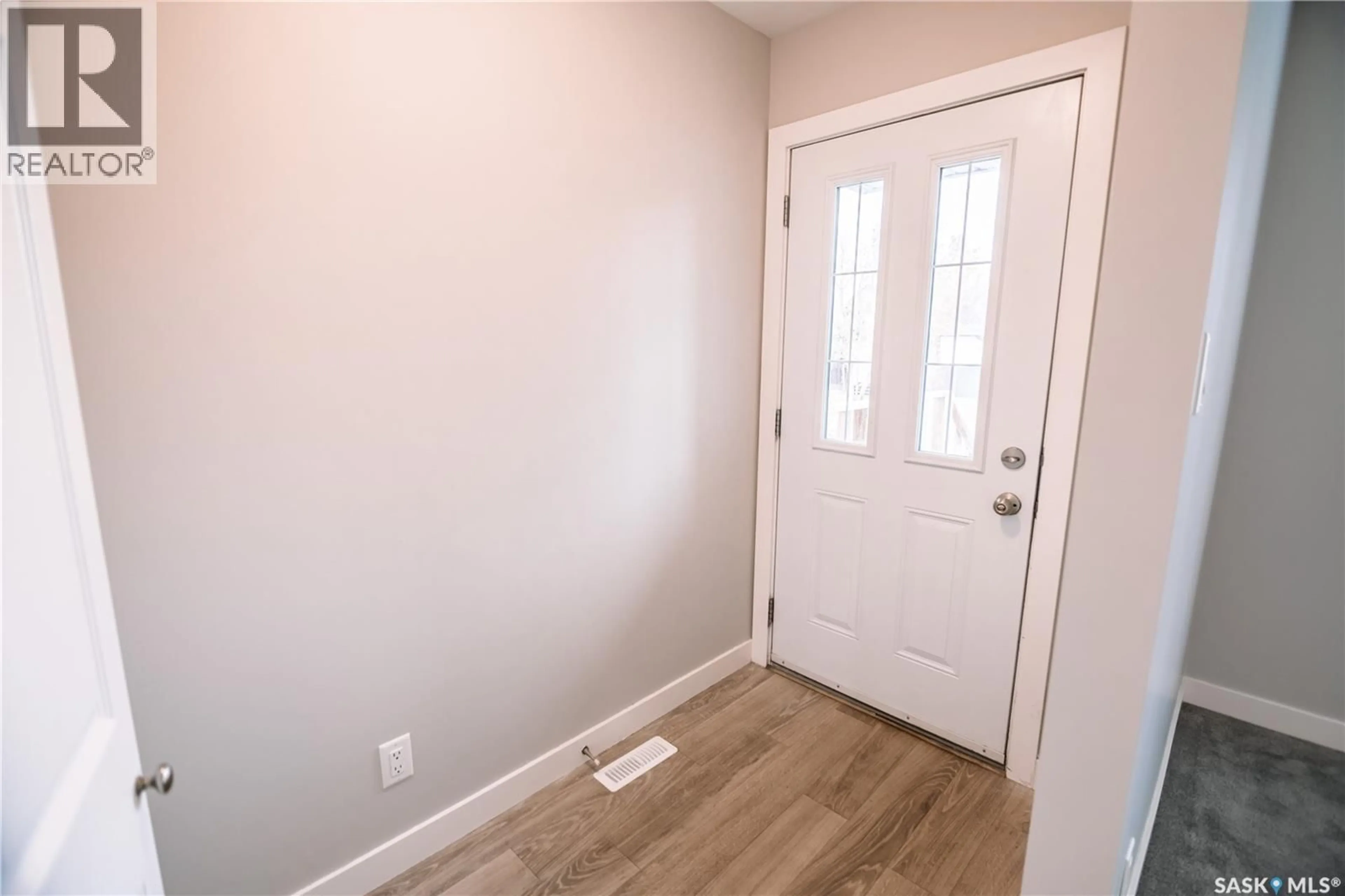 Indoor entryway for 455 TORONTO STREET, Regina Saskatchewan S4R1M5