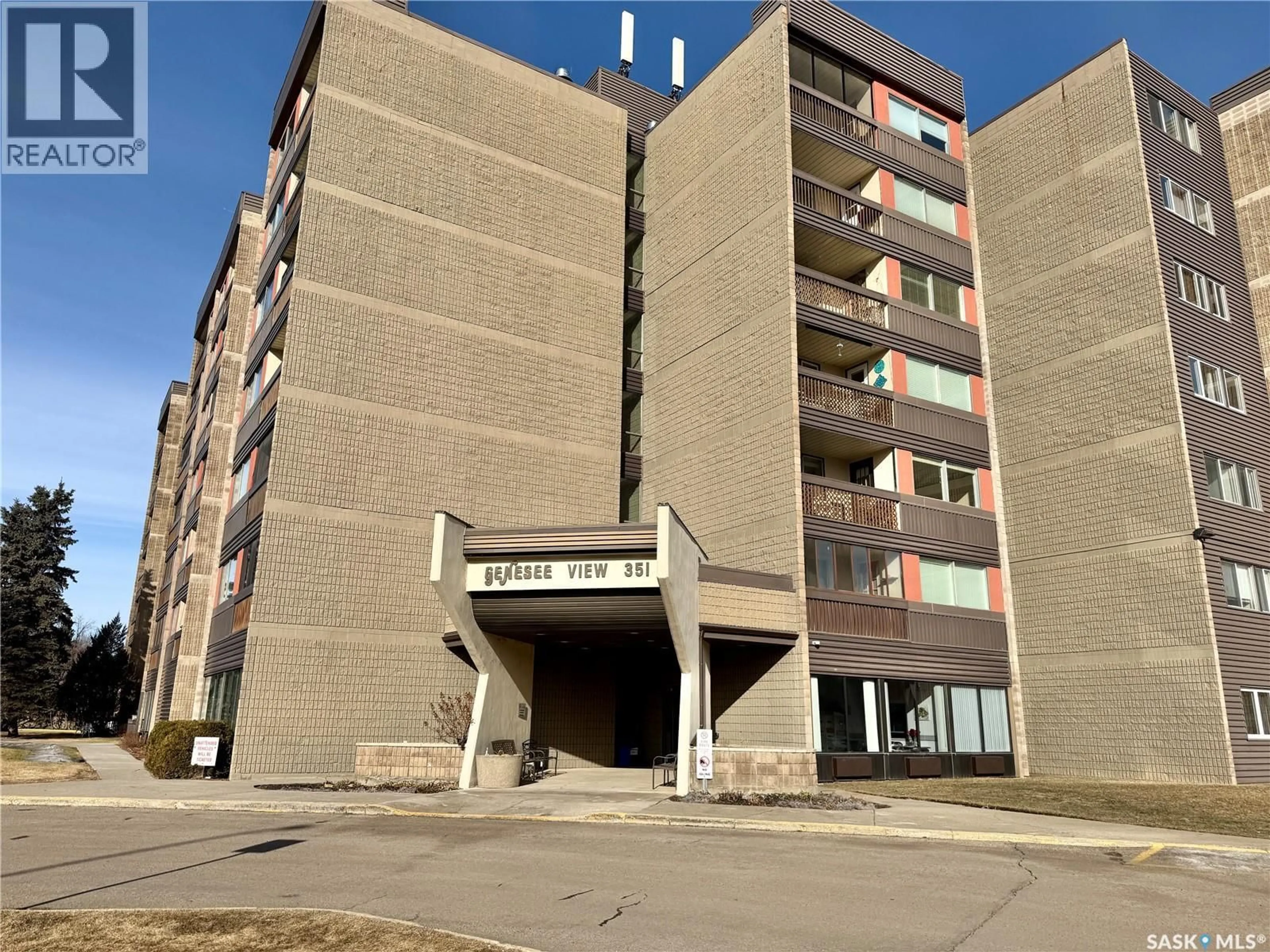 Indoor foyer for 351 - 301 SAGUENAY DRIVE, Saskatoon Saskatchewan S7K5T4