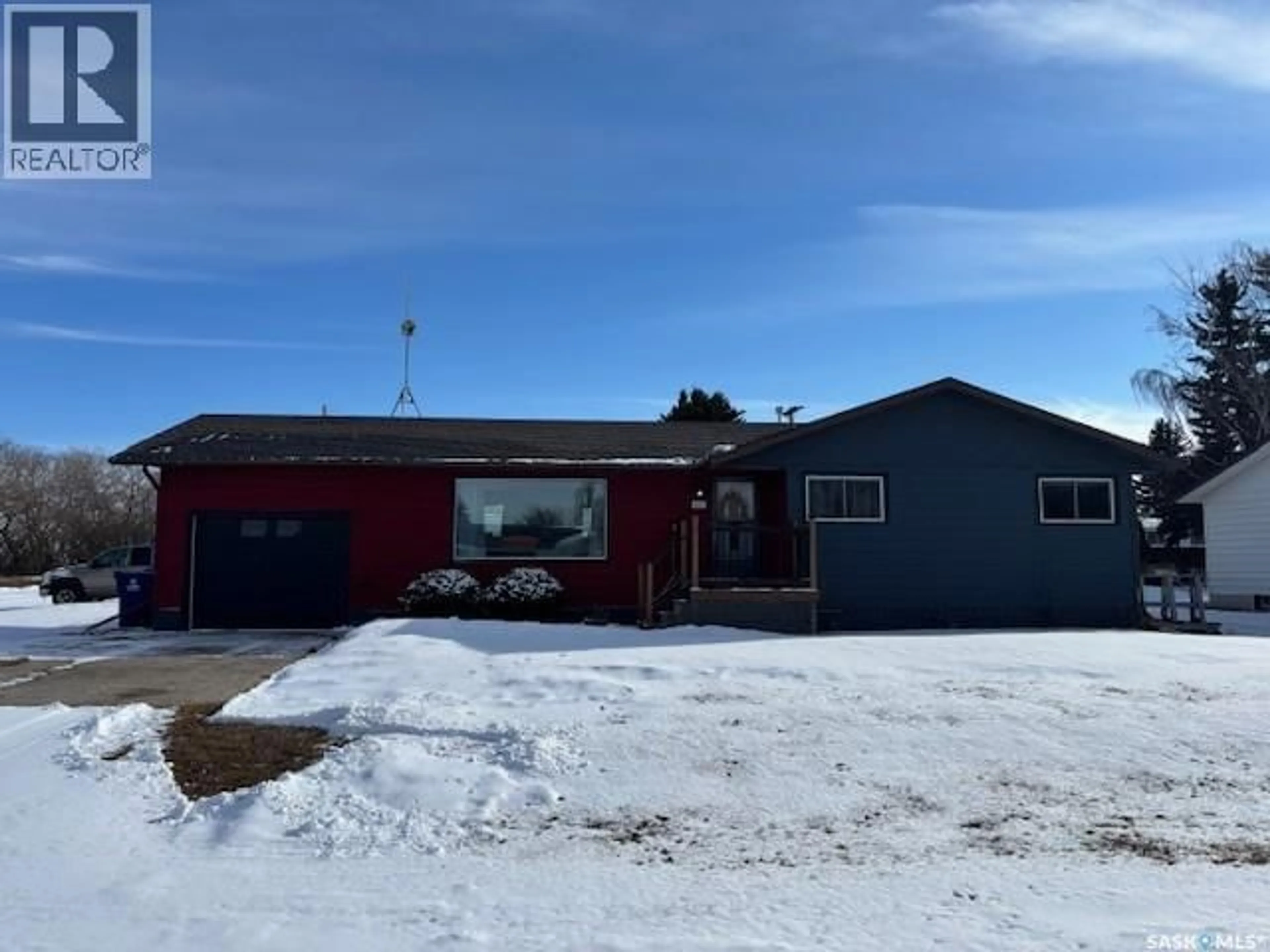 A pic from outside/outdoor area/front of a property/back of a property/a pic from drone, unknown for 902 N AVENUE N, Perdue Saskatchewan S0K3C0