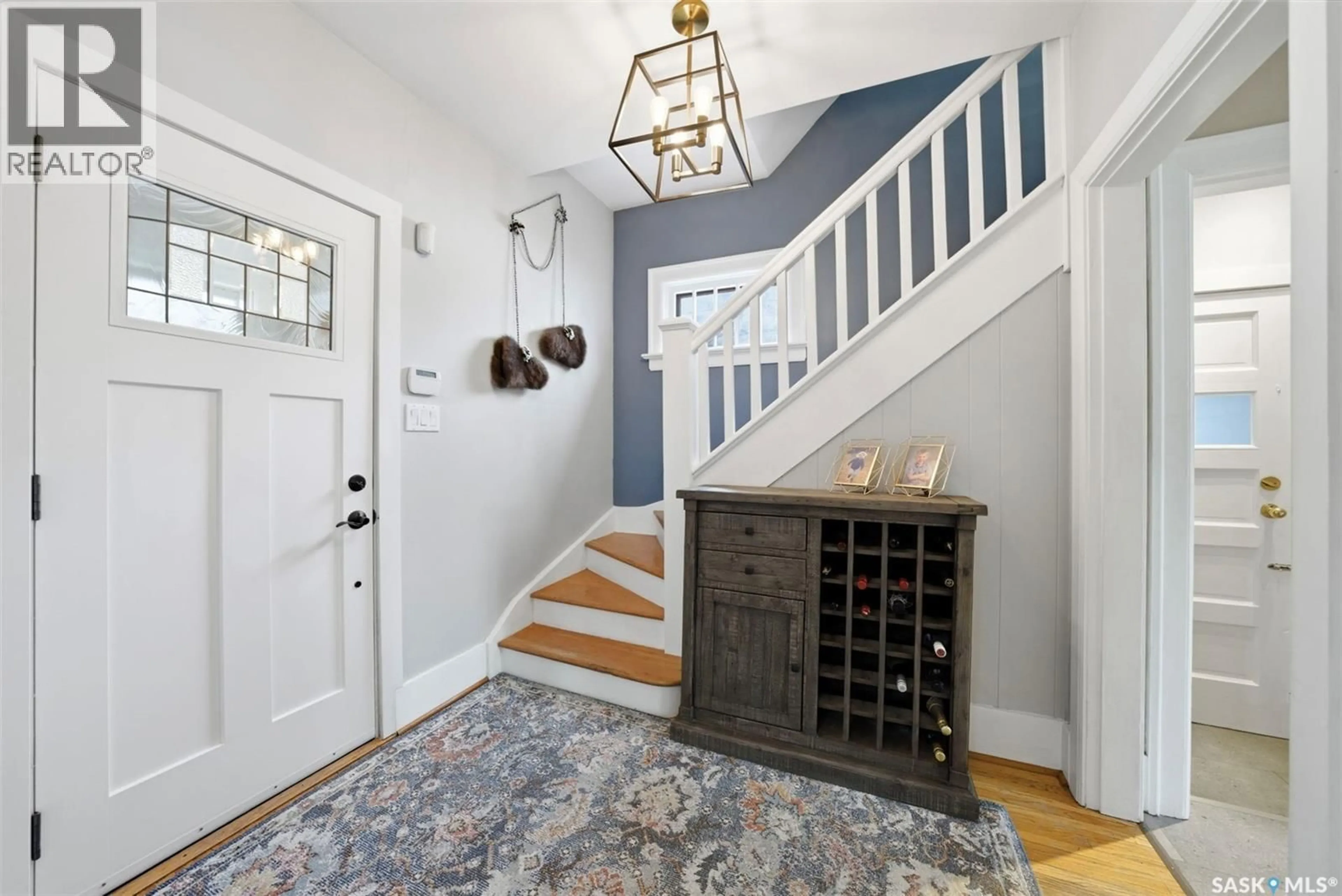 Indoor entryway for 615 WALMER ROAD, Saskatoon Saskatchewan S7L0E3