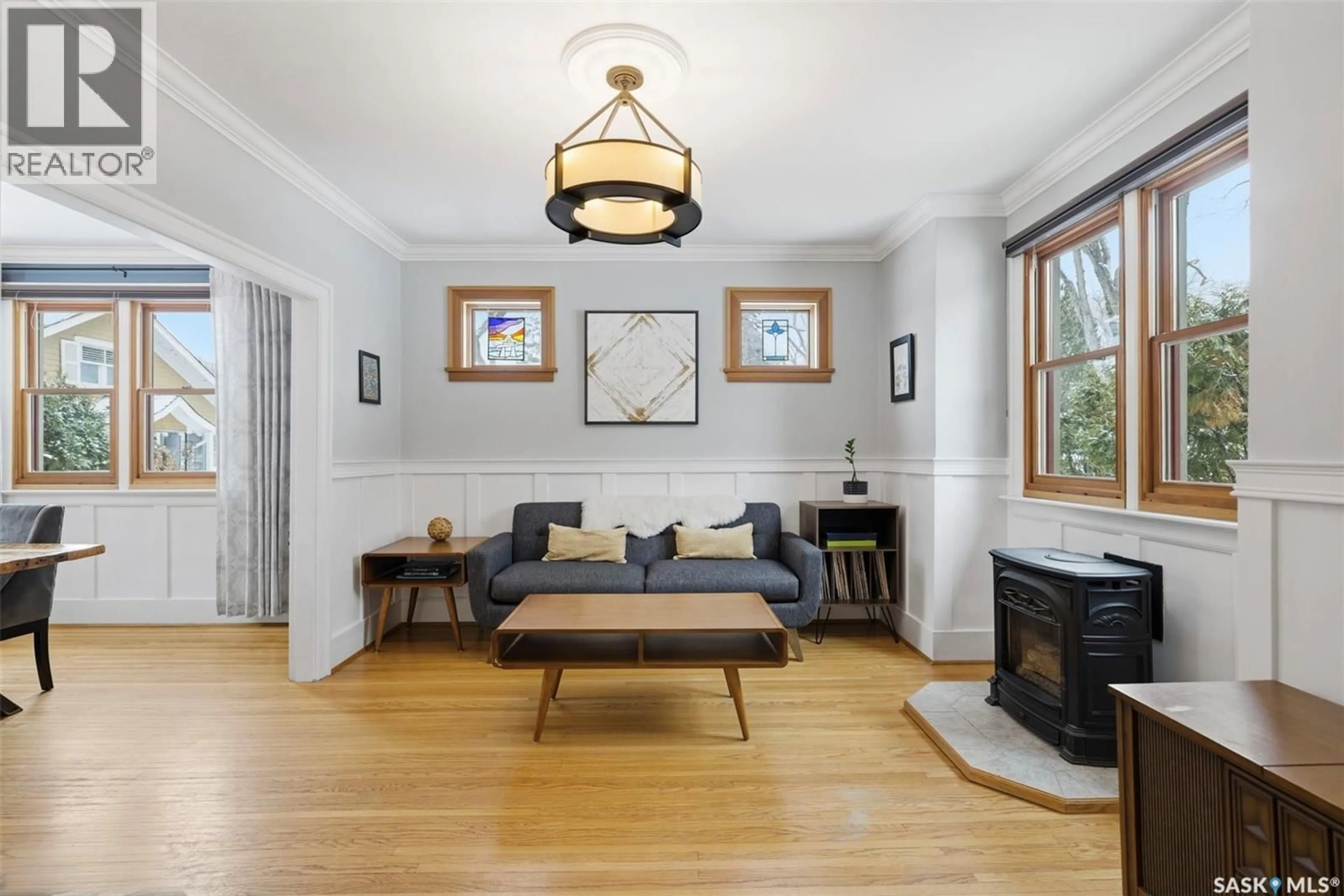 Living room with furniture, wood/laminate floor for 615 WALMER ROAD, Saskatoon Saskatchewan S7L0E3